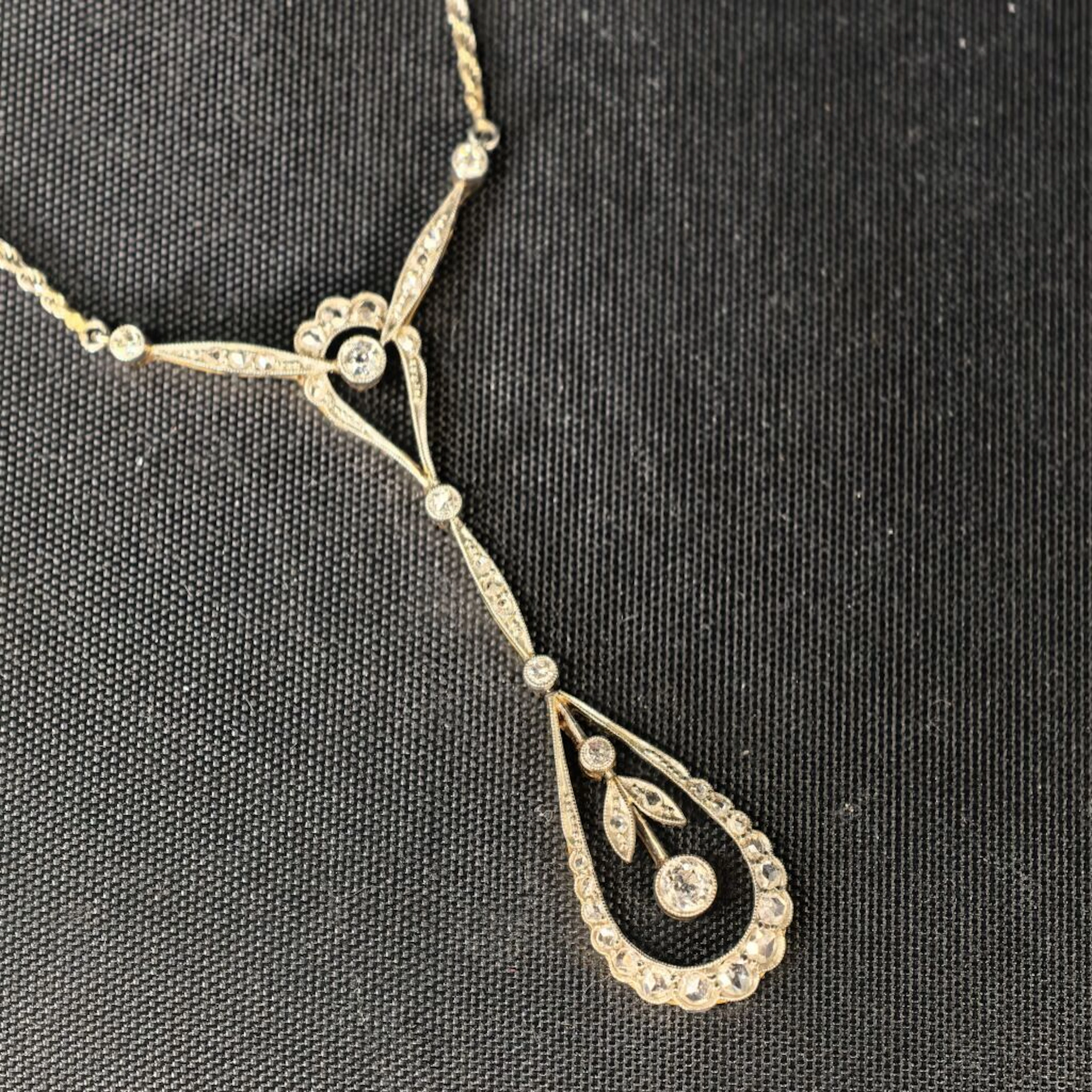 A pendant made of 750‰ gold and 950‰ platinum, featuring an articulated