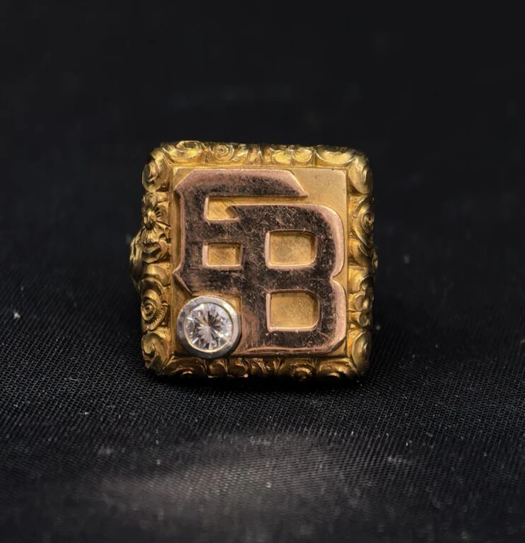 * A two-tone 585‰ yellow gold and 950‰ platinum signet ring in a quasi-Holbein-s