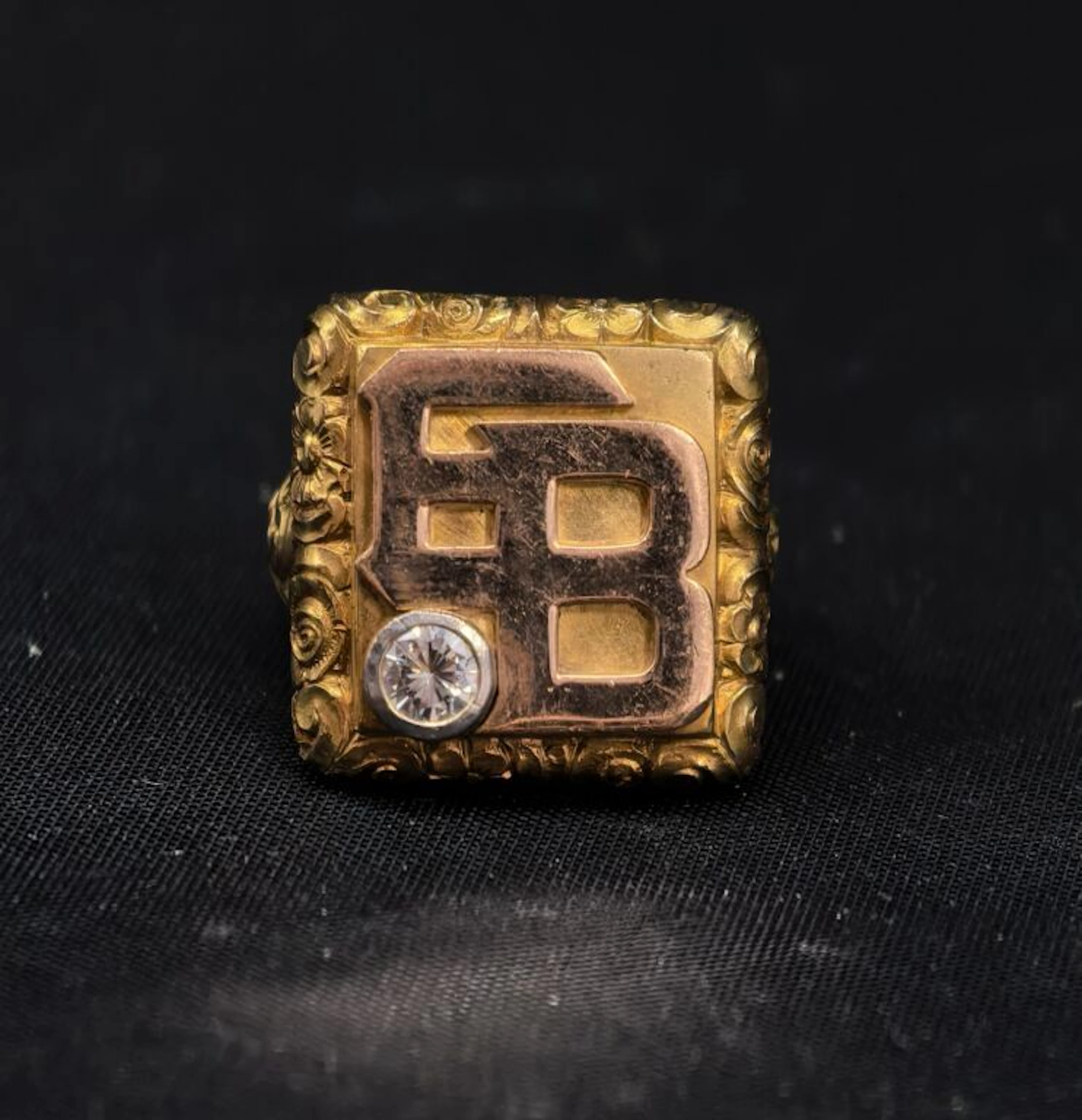 * A two-tone 585‰ yellow gold and 950‰ platinum signet ring in a quasi-Holbein-s