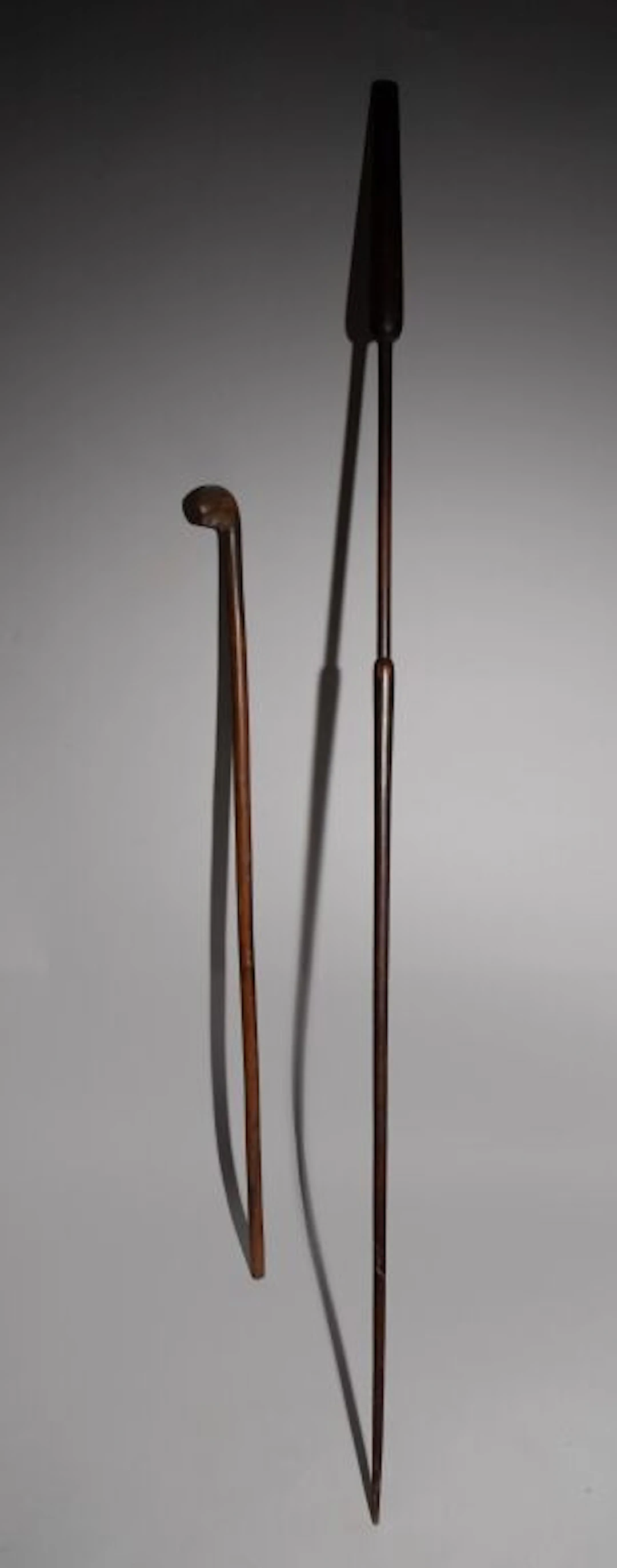 Zulu staff with a crook-shaped head. South Africa, 19th century. H: 118 cm.
