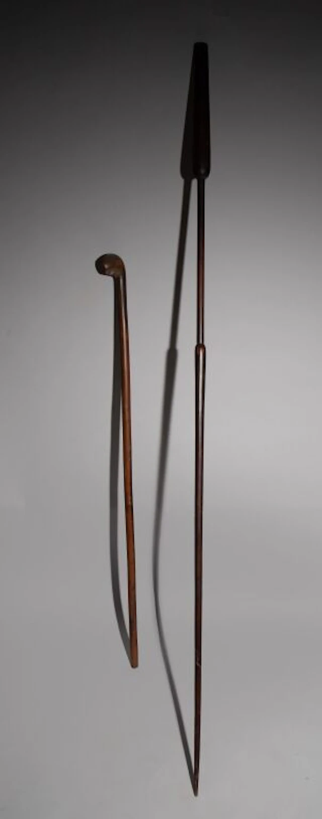 Zulu staff with a crook-shaped head. South Africa, 19th century. H: 118 cm.