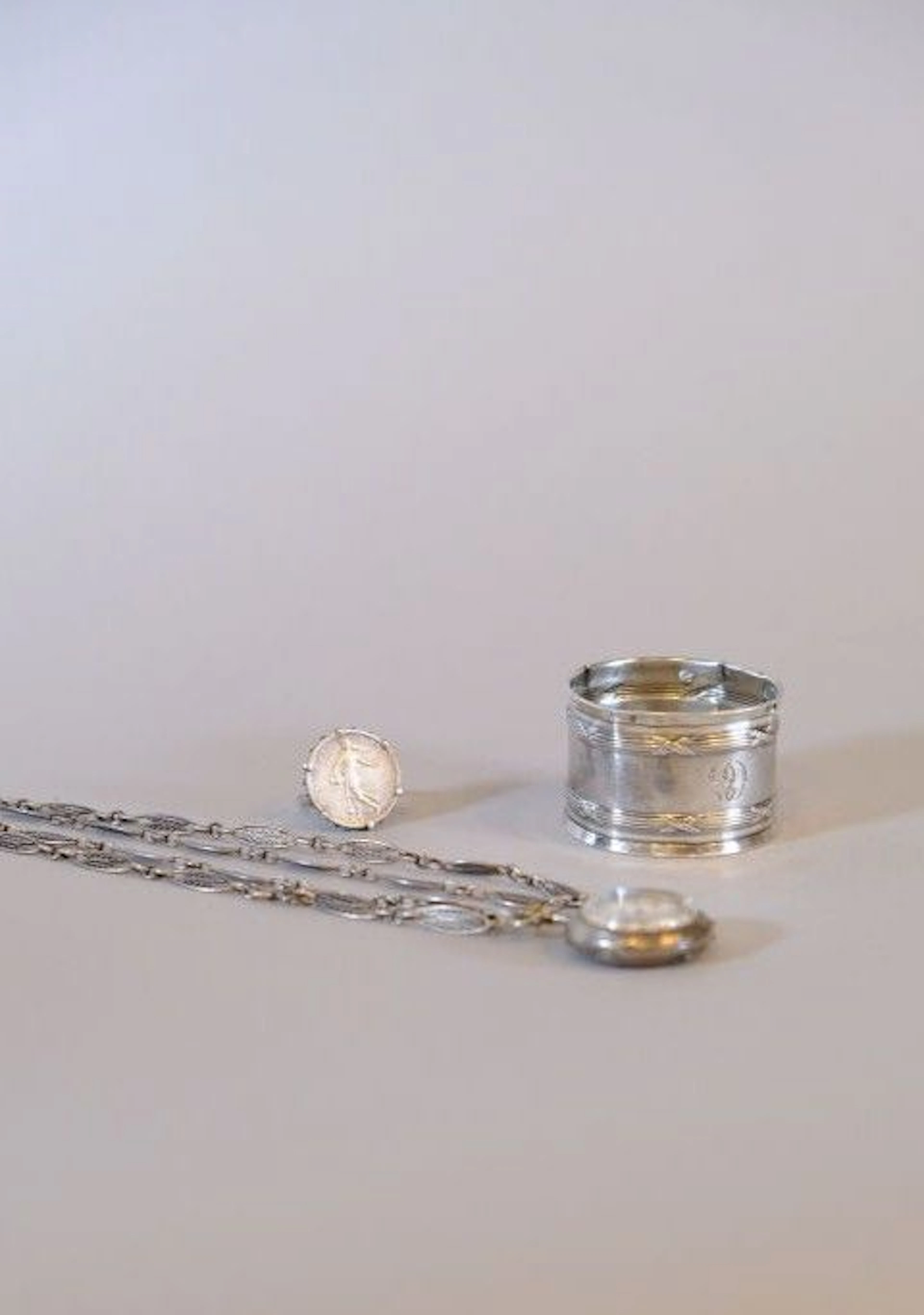 Silver set consisting of: - A 925/1000 silver napkin ring bearing