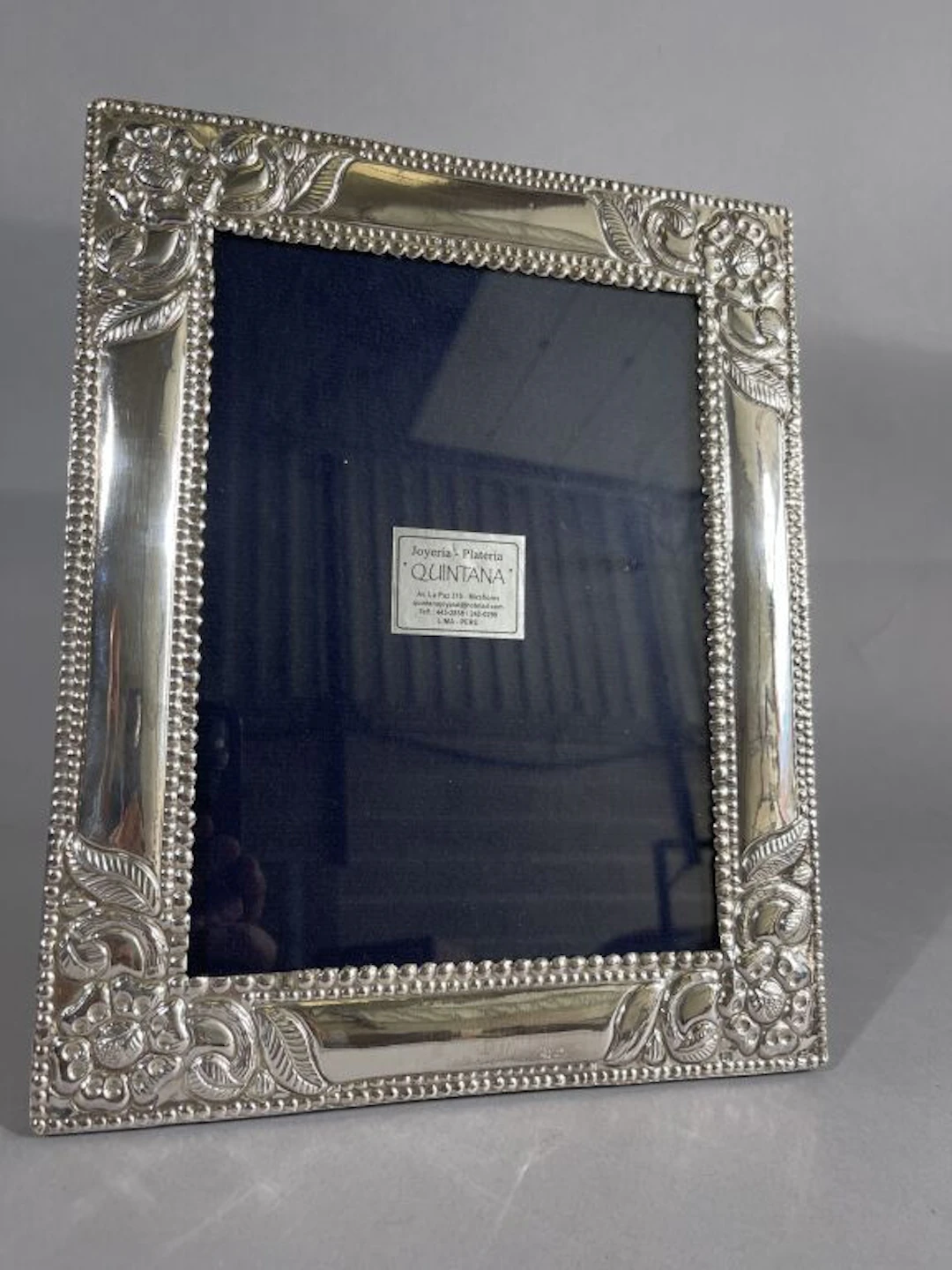 Elegant 950/1000 silver repoussé tabletop frame, decorated with friezes