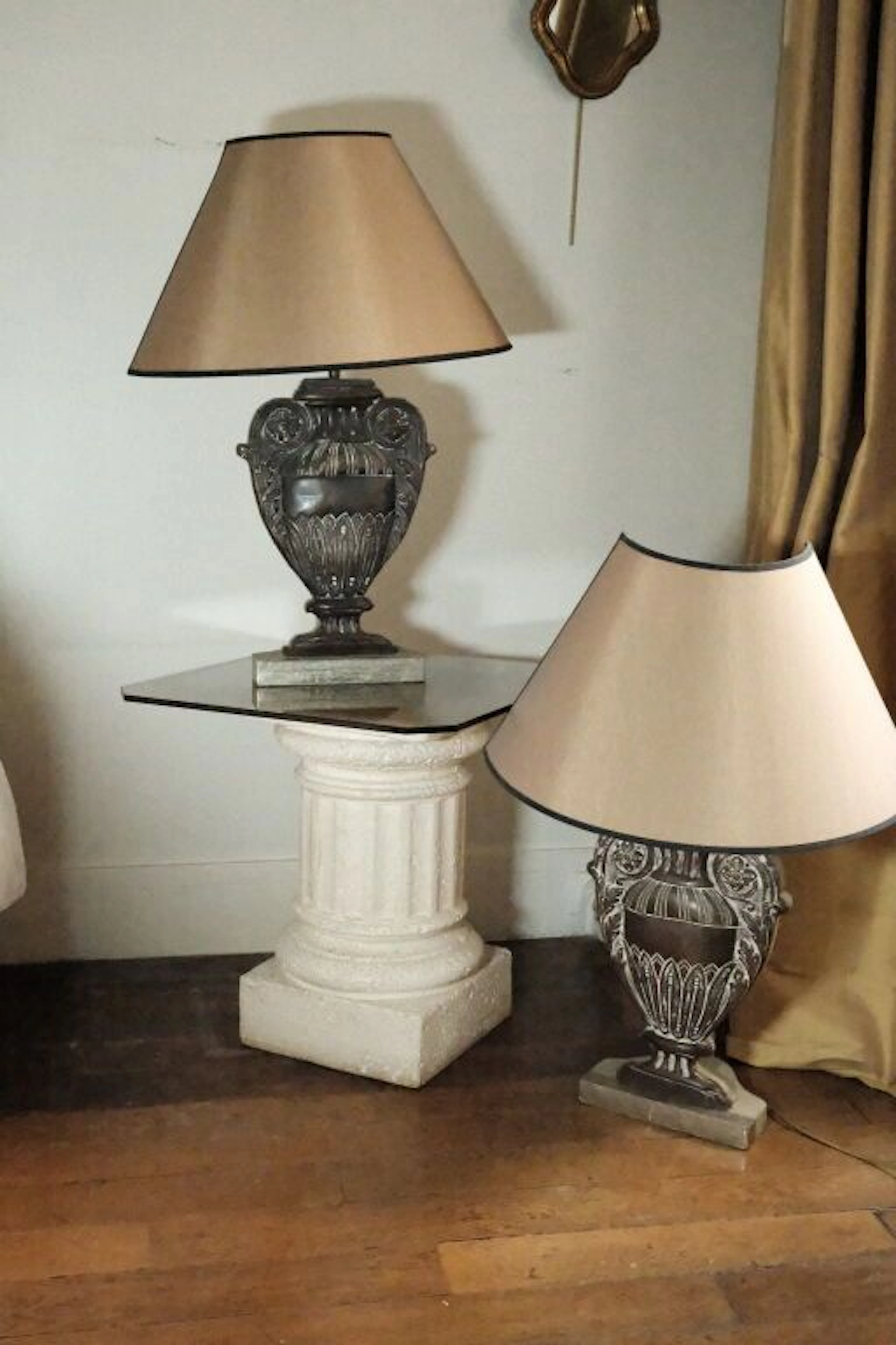 Pair of living room lamps made of painted wood and repoussé copper