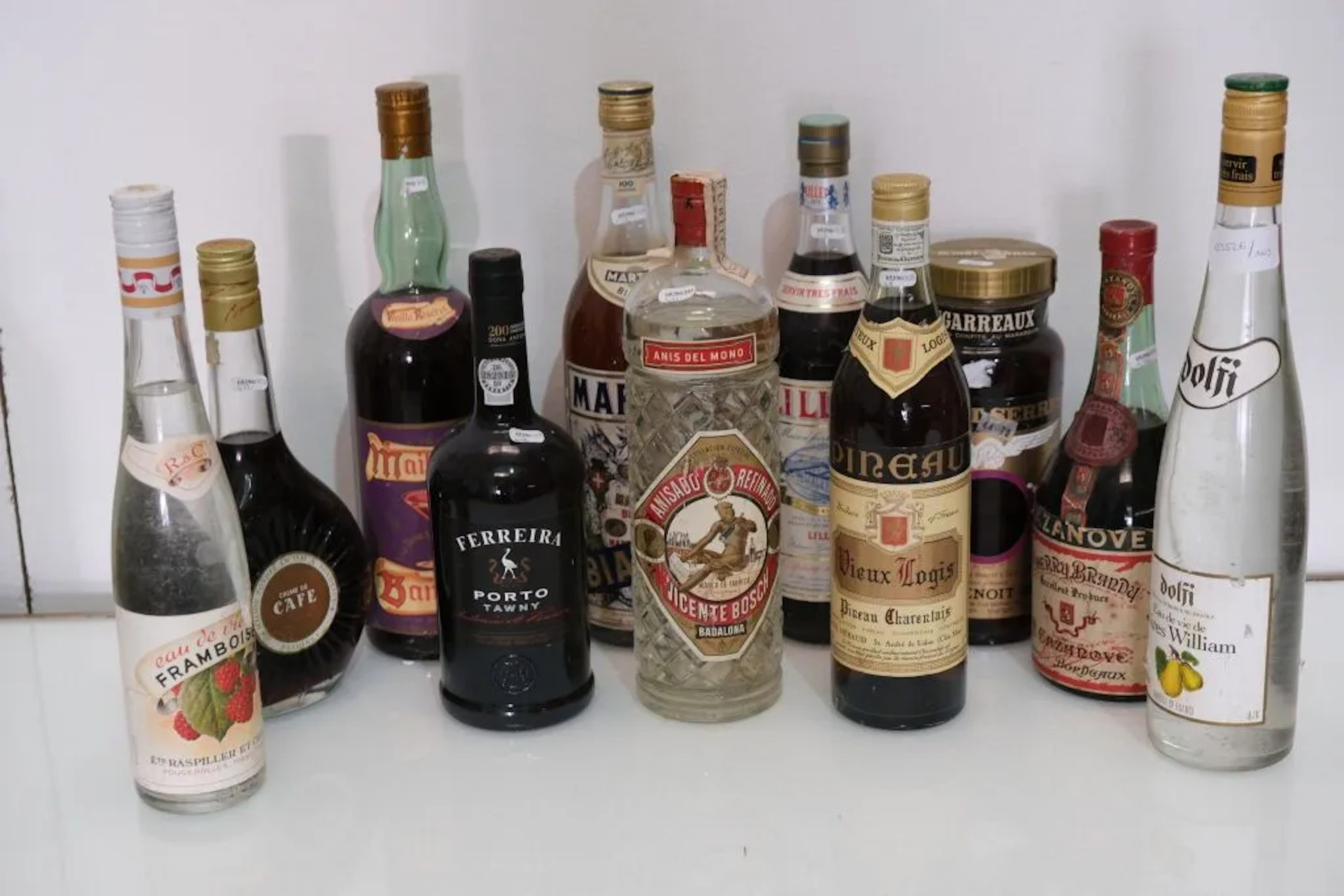 A spirits set including: - Bardinet Bordeaux coffee liqueur. - A bottle