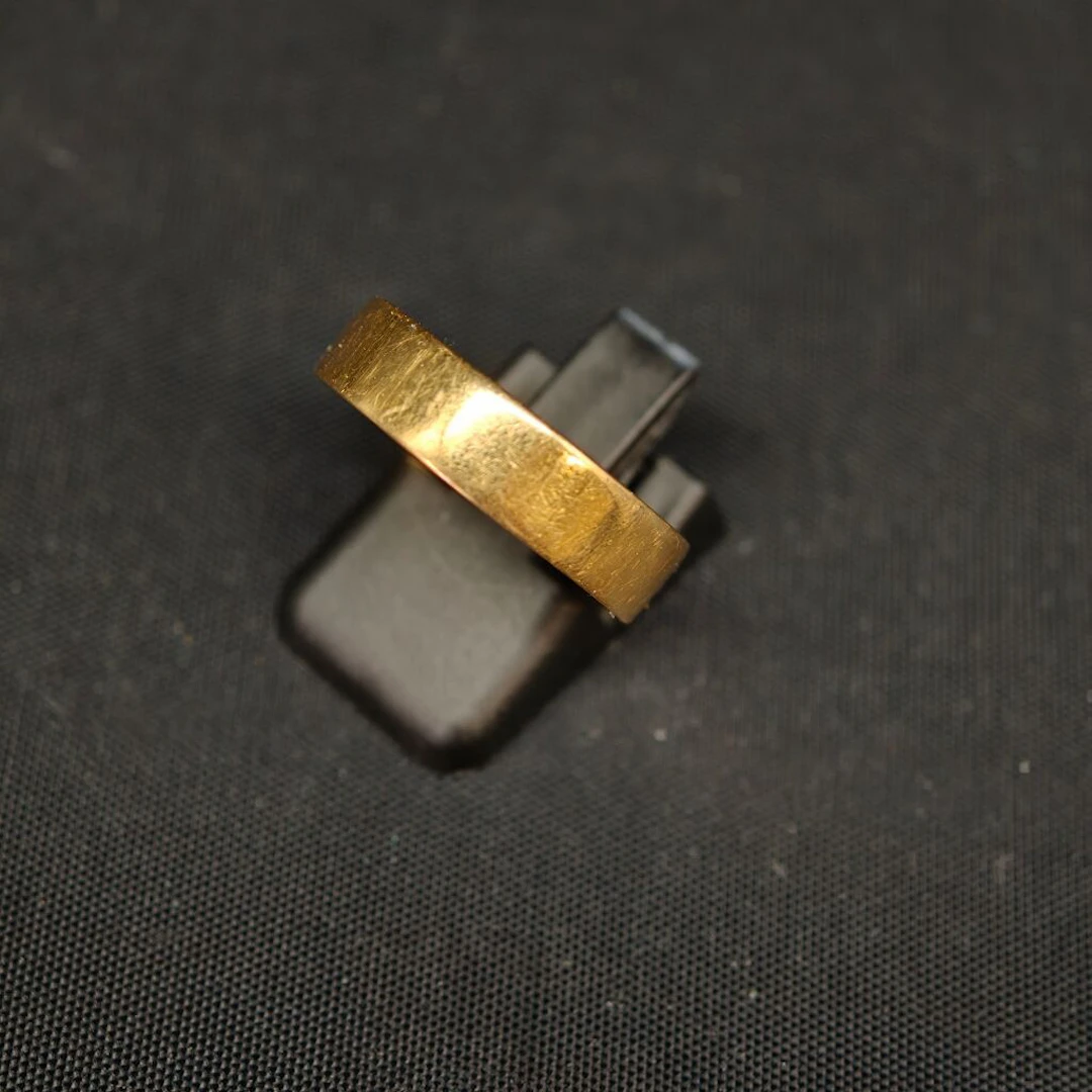Flat wedding band in 750‰ gold. Weight: 4.7 g. Ring size: 62.