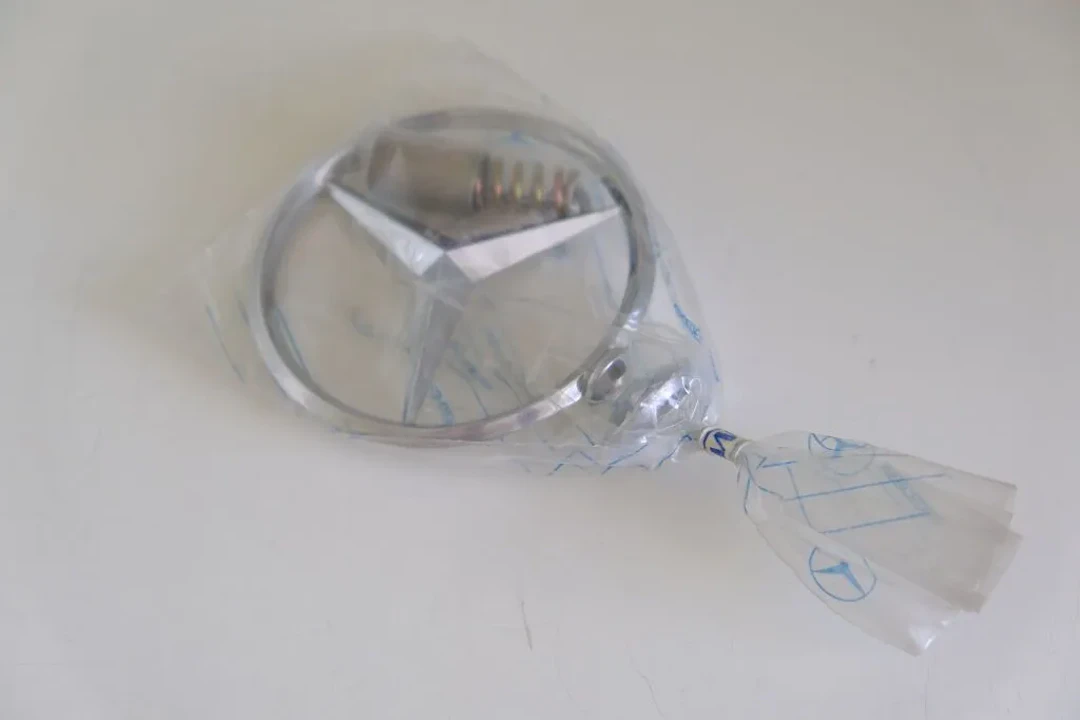 MERCEDES BENZ. Mercedes radiator cap. Diameter: 8 cm. In its unopened