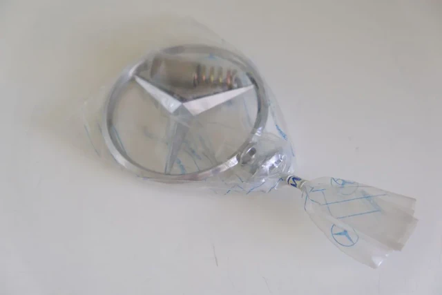 MERCEDES BENZ. Mercedes radiator cap. Diameter: 8 cm. In its unopened