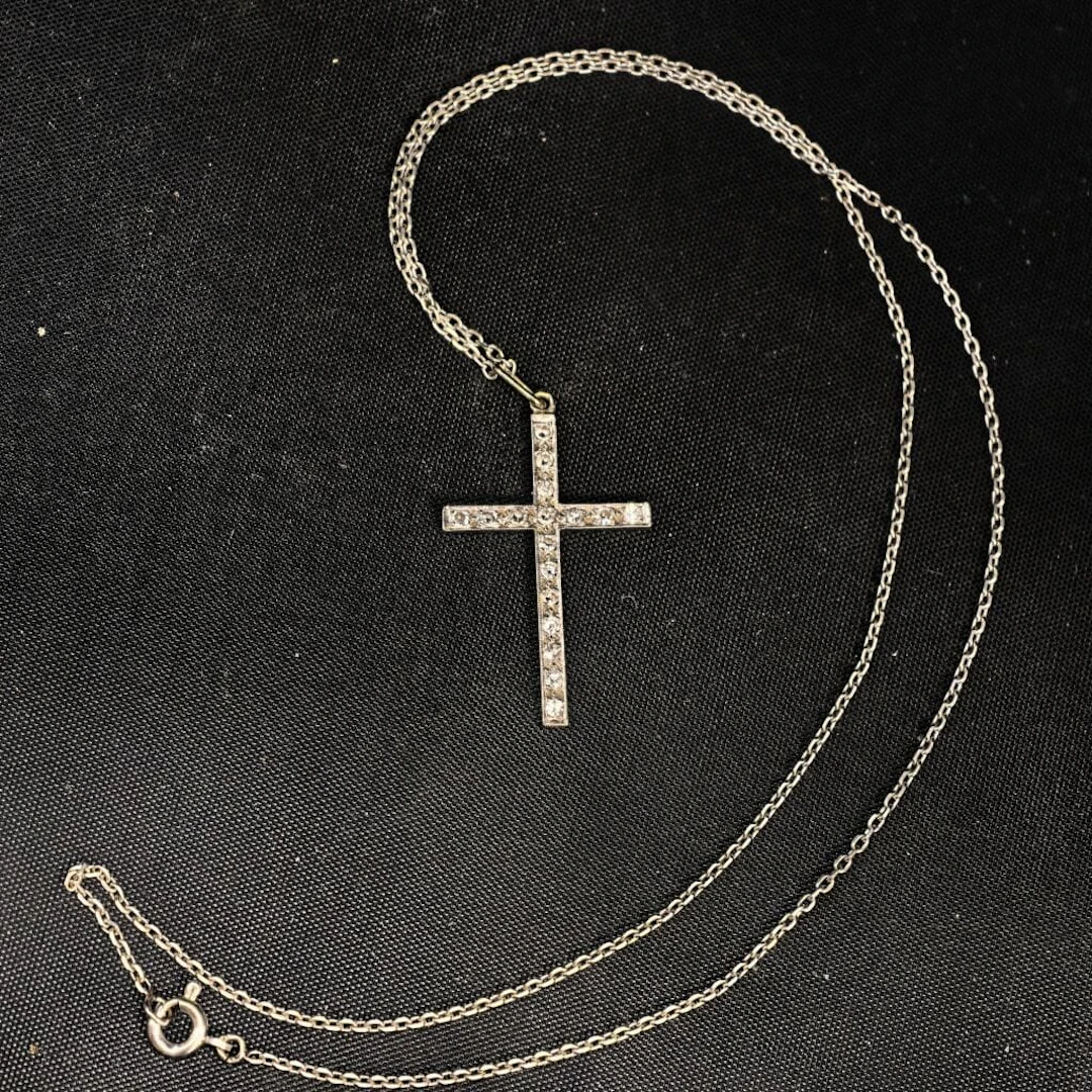 A 750‰ white gold pendant featuring a cross set with eight-eight-cut