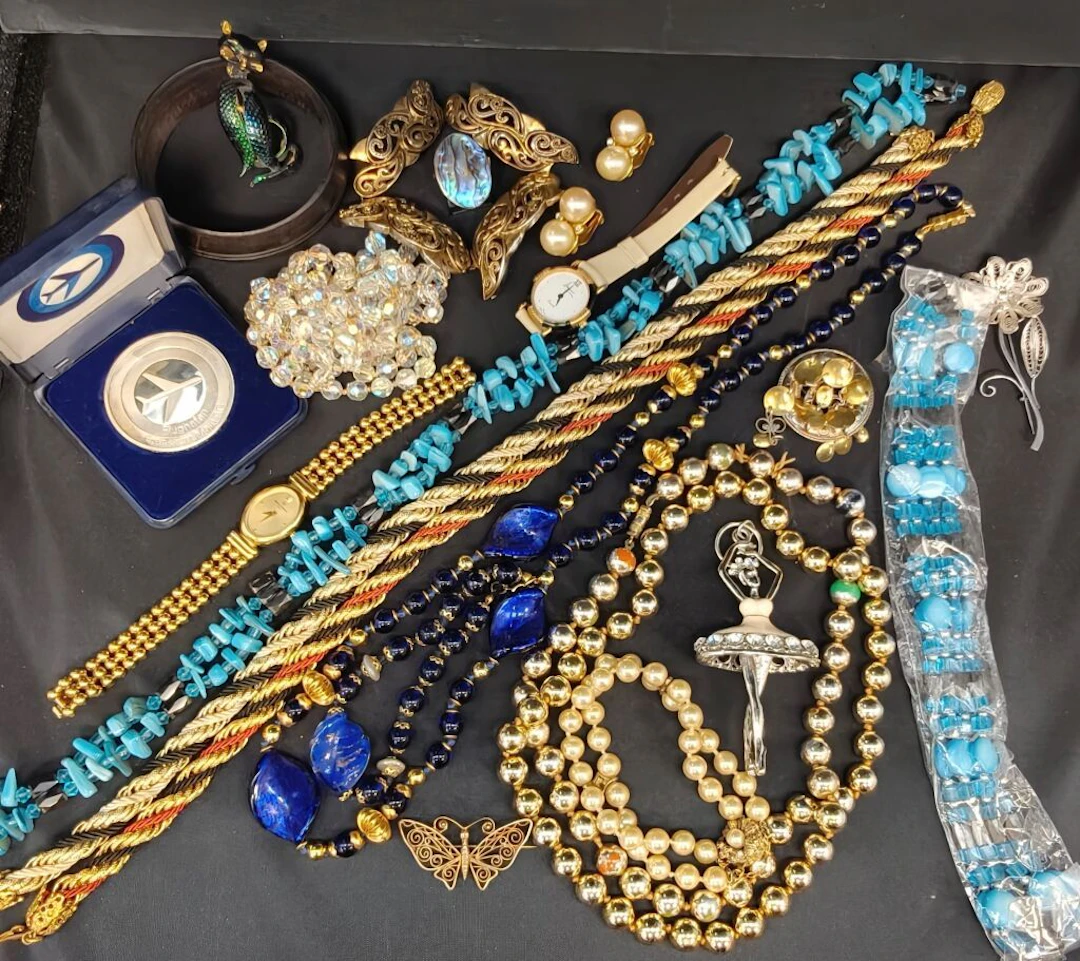 A "land-sea-air" costume jewelry set, beginning with a Frankfurt-am-Main