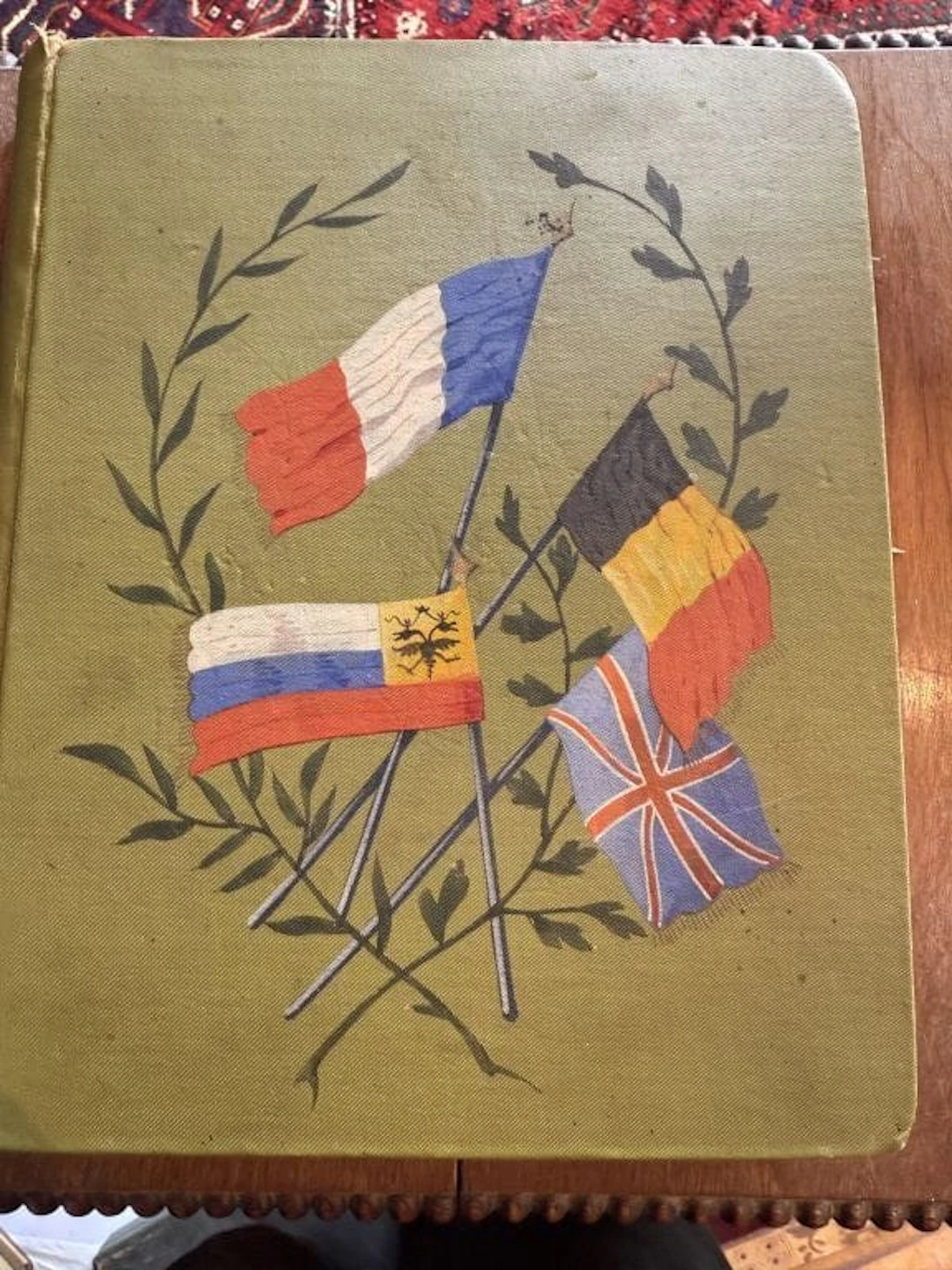 Two postcard albums containing: -425 postcards from circa 1903–1905