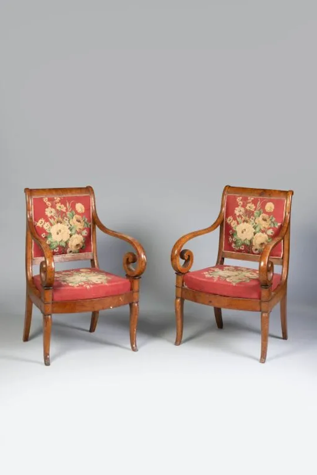 Pair of armchairs with a banded backrest in ash burl veneer; the armrests