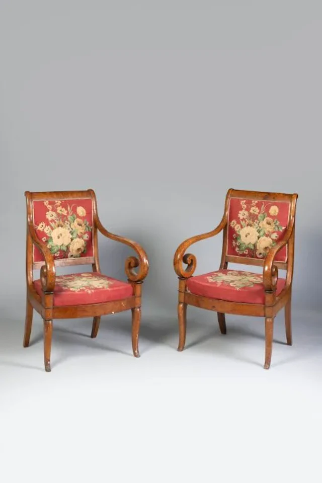 Pair of armchairs with a banded backrest in ash burl veneer; the armrests