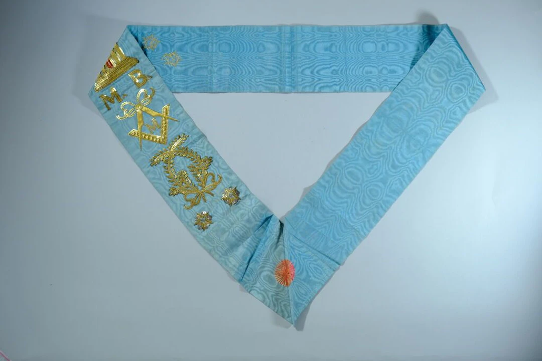 Masonic Master's cord of the French Rite in blue moiré, finely embroidered