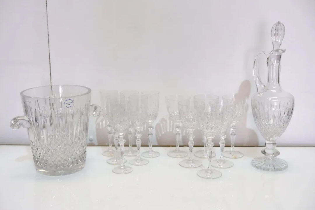 CRAFTS FROM LORRAINE. Set in cut crystal decorated with diamond points