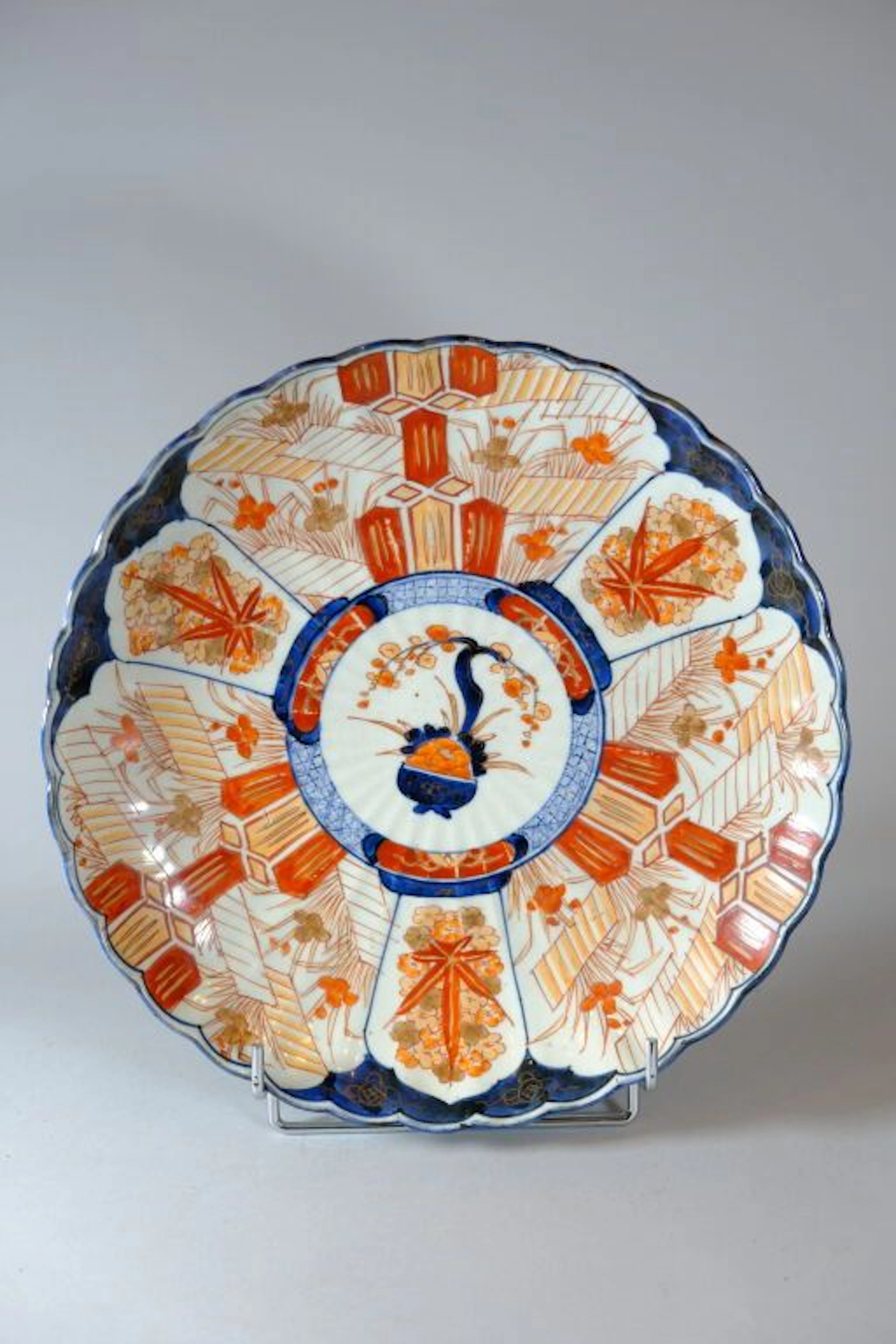 JAPAN Imari Round dish with a curved rim and an interior featuring