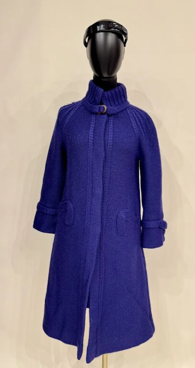 MARIE-MARTINE Vintage coat in dark purple wool knit, large round wooden