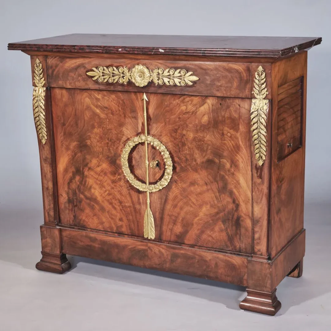 Chest of drawers with flamed mahogany veneer doors that open via two