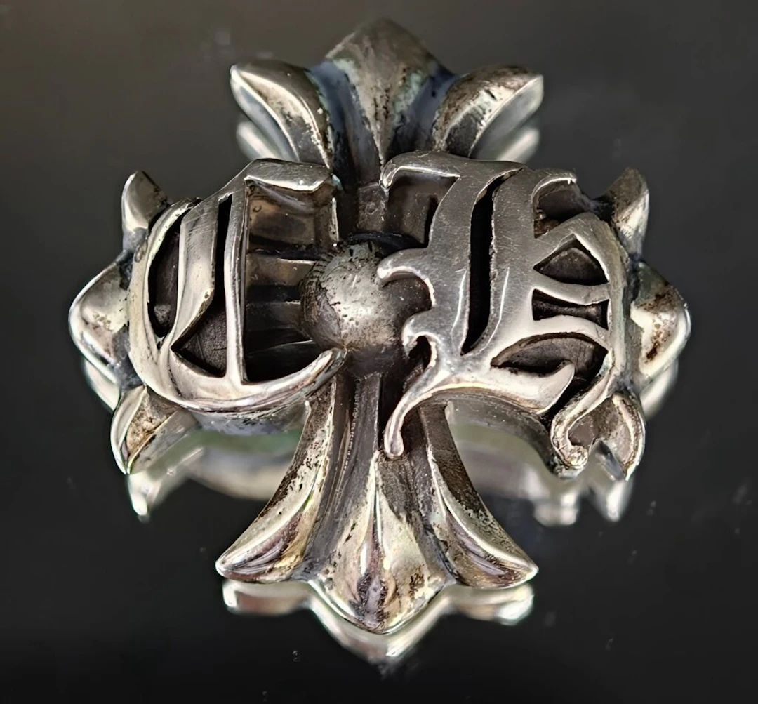 CHROME HEARTS. 2009. A 925‰ silver magnetic clasp in the shape of
