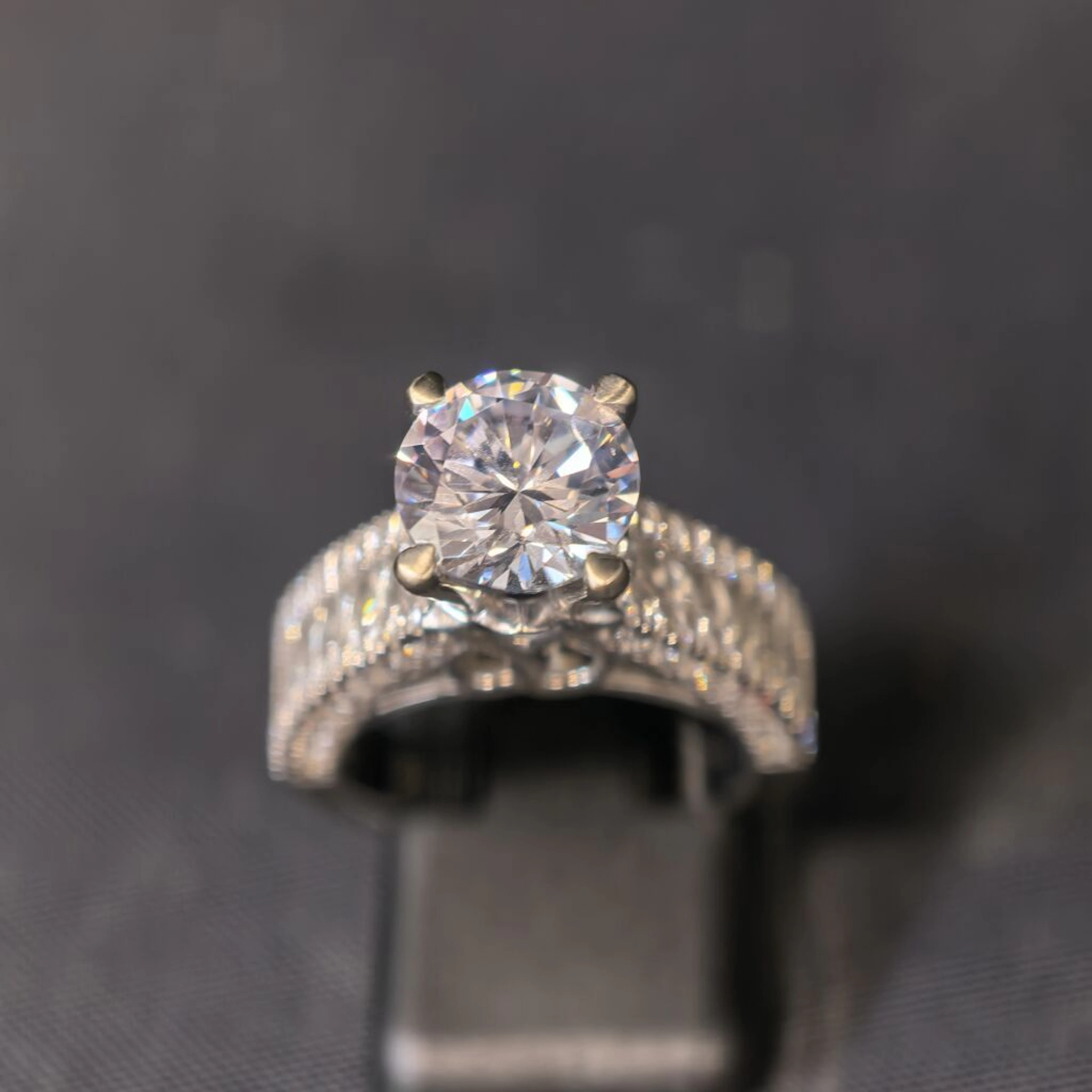* Solitaire ring in 585‰ white gold set with imitation stones. Made