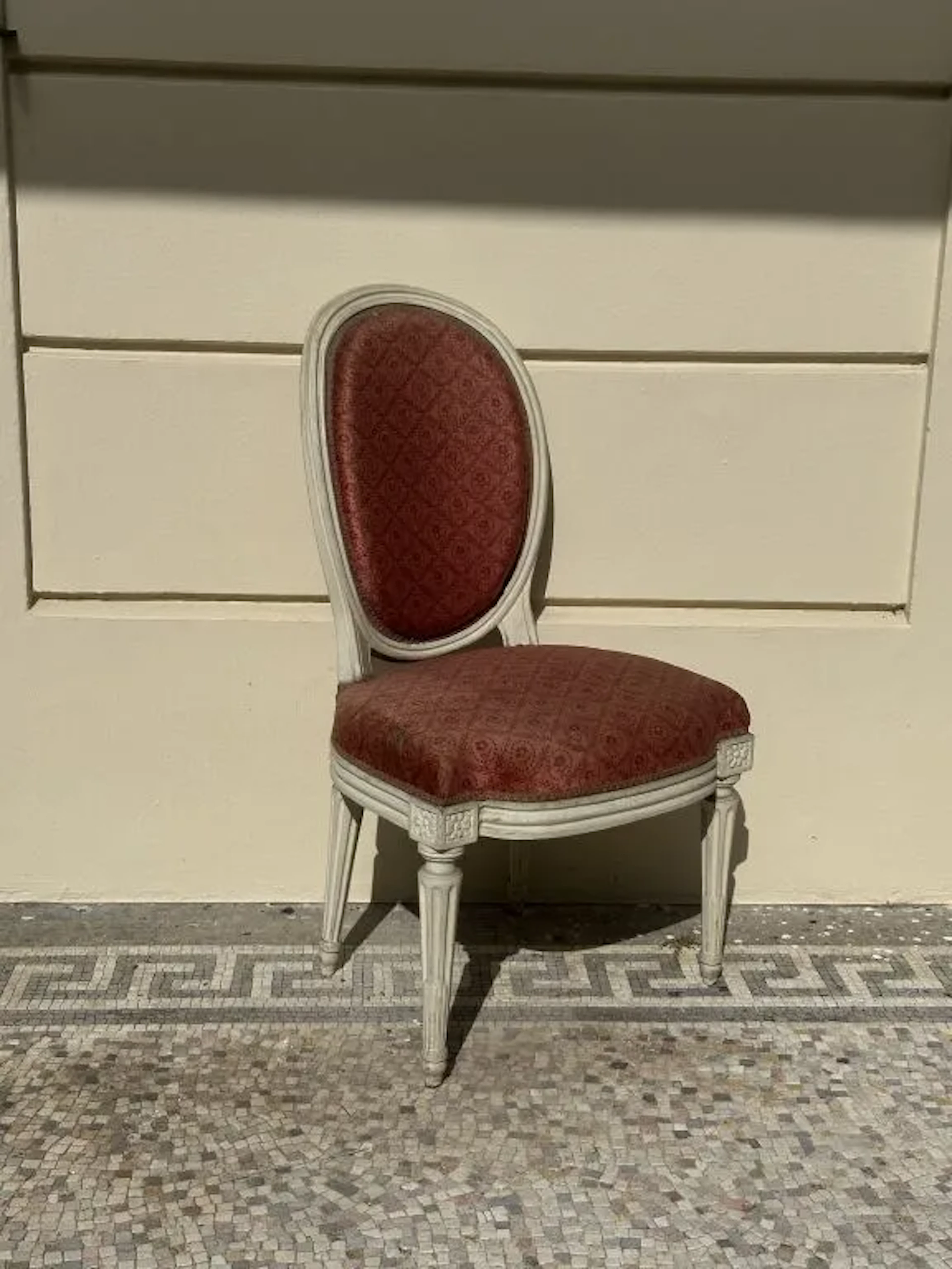 Cabriolet chair with a medallion backrest made of molded wood and
