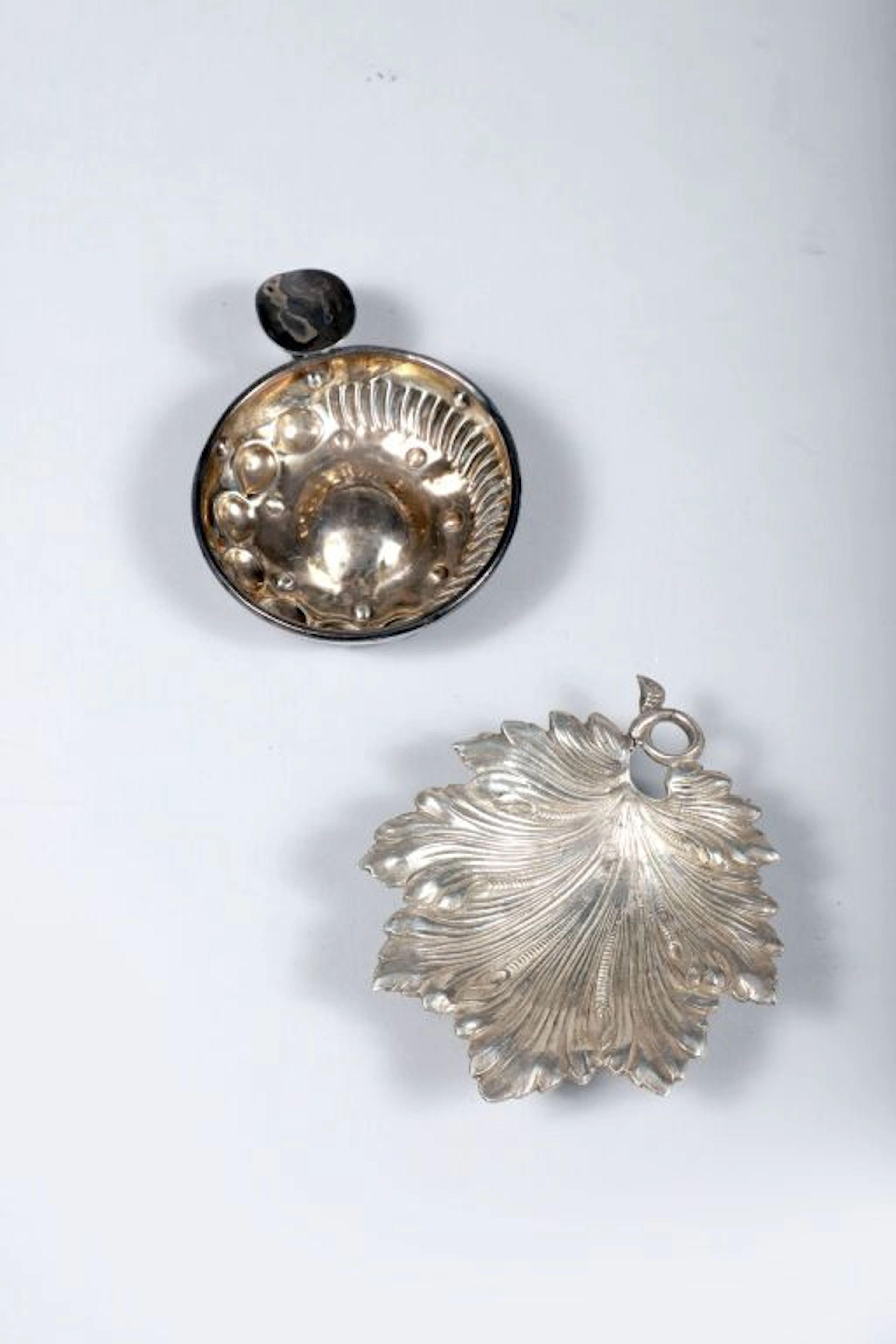 Set of two silver tastevins comprising: - A tastevin in 800/1000 silver