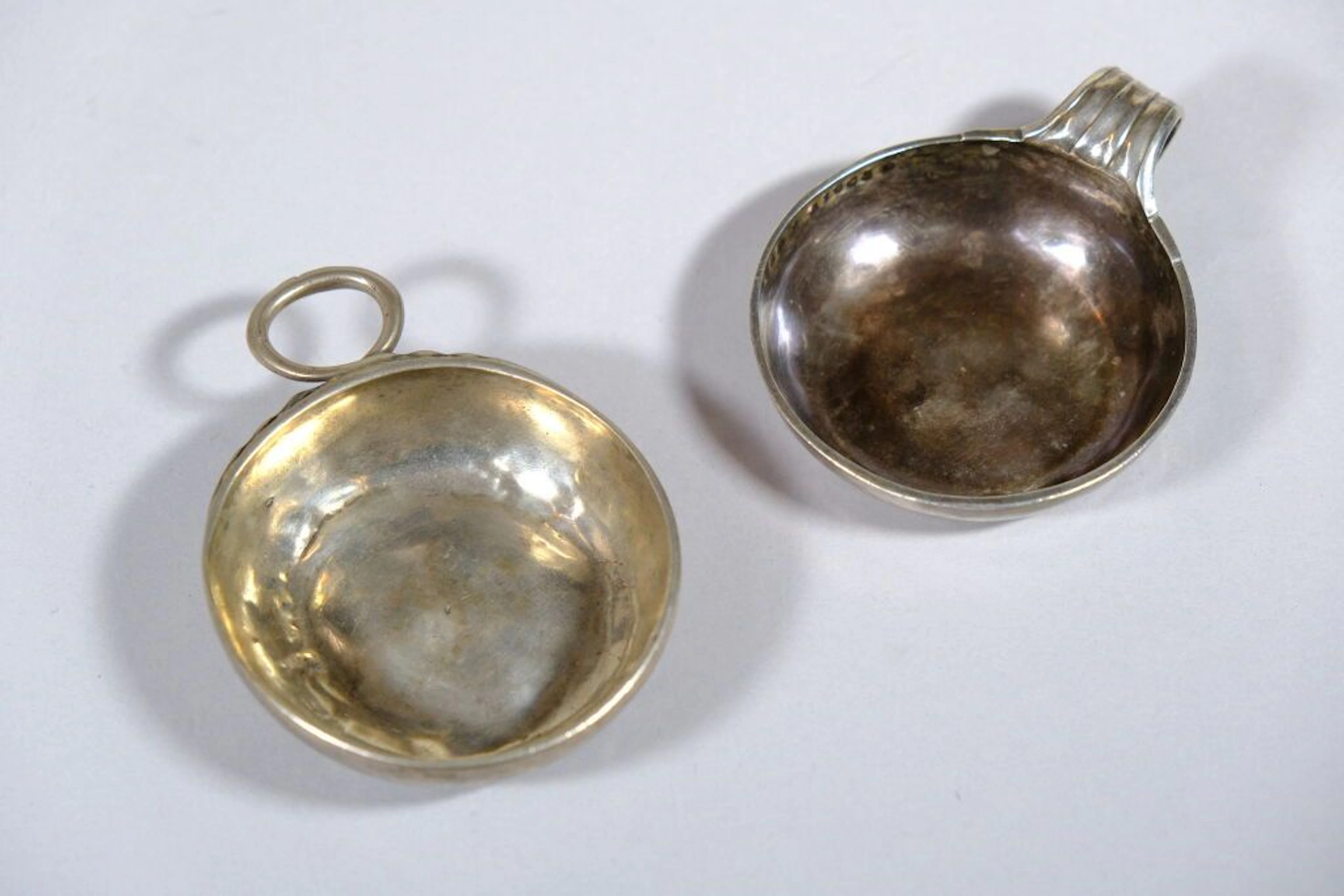 Set of two 800/1000 silver wine strainer sets, consisting of: - An