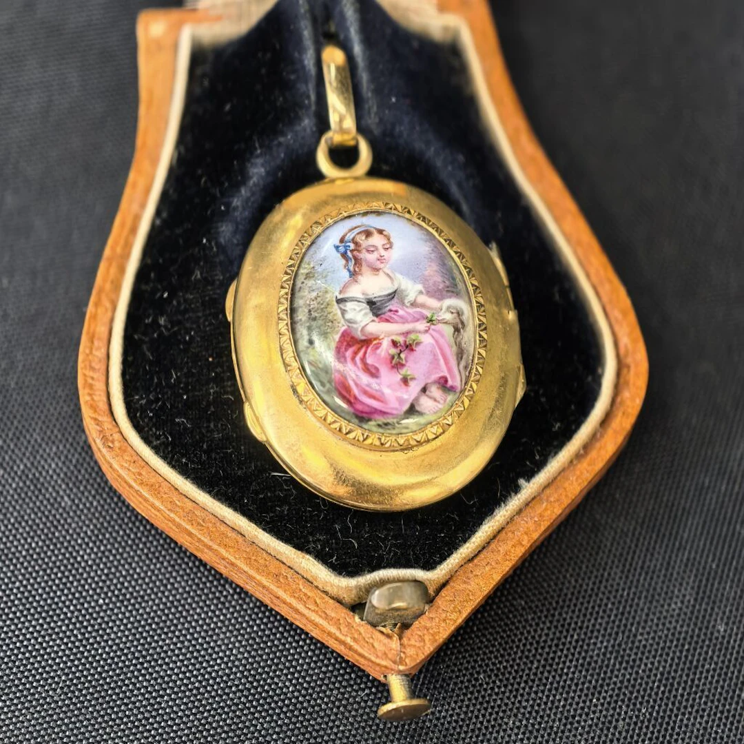 A medallion-shaped photo pendant in 750‰ yellow gold, featuring an
