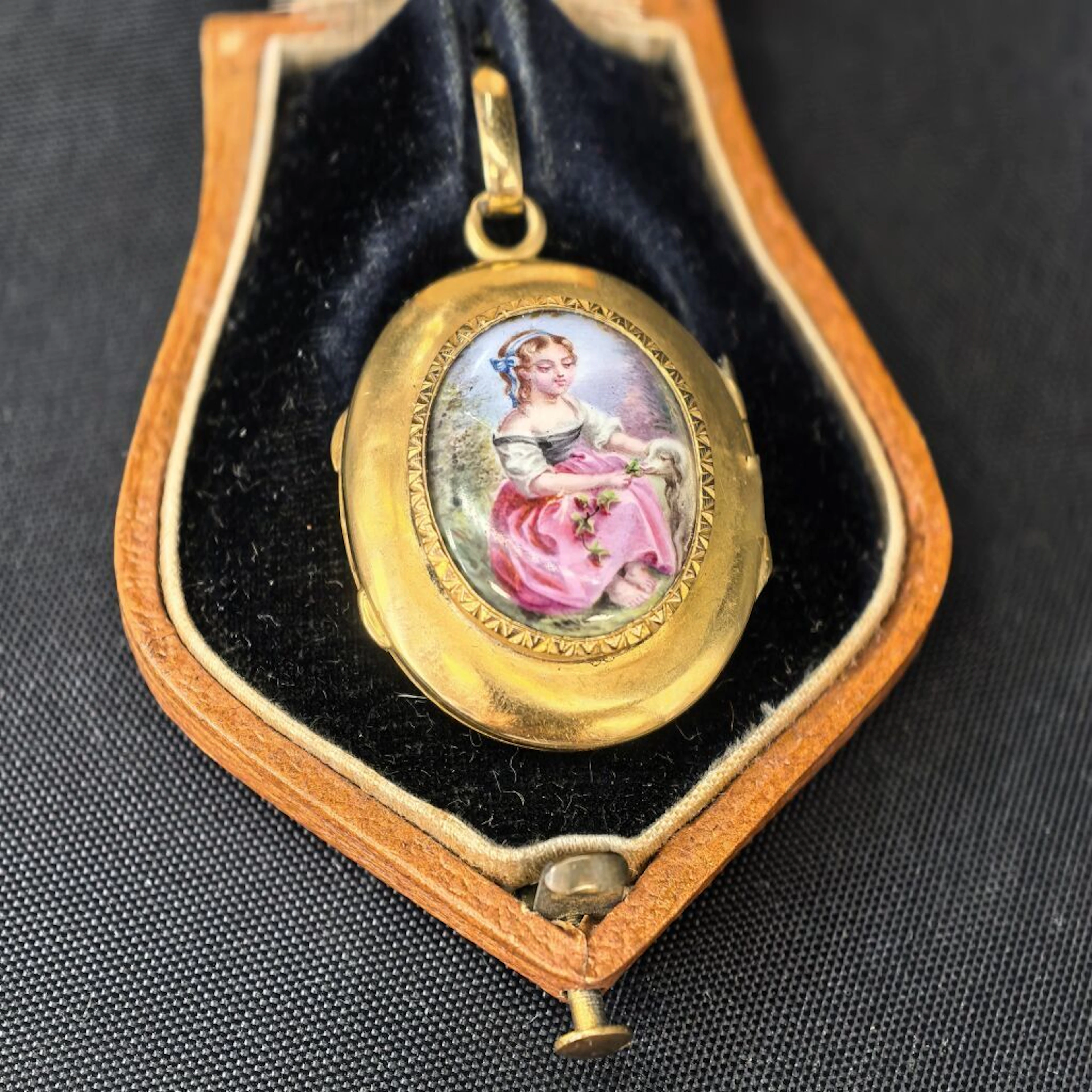 A medallion-shaped photo pendant in 750‰ yellow gold, featuring an