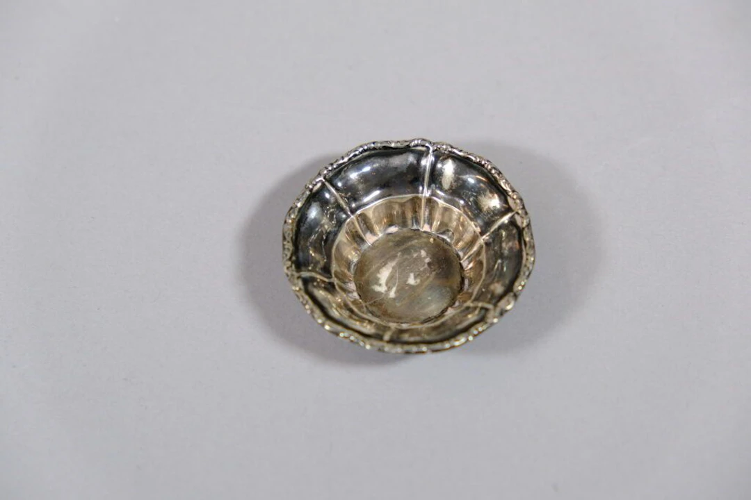 Oval-shaped trinket dish made of 800‰ silver. English craftsmanship.
