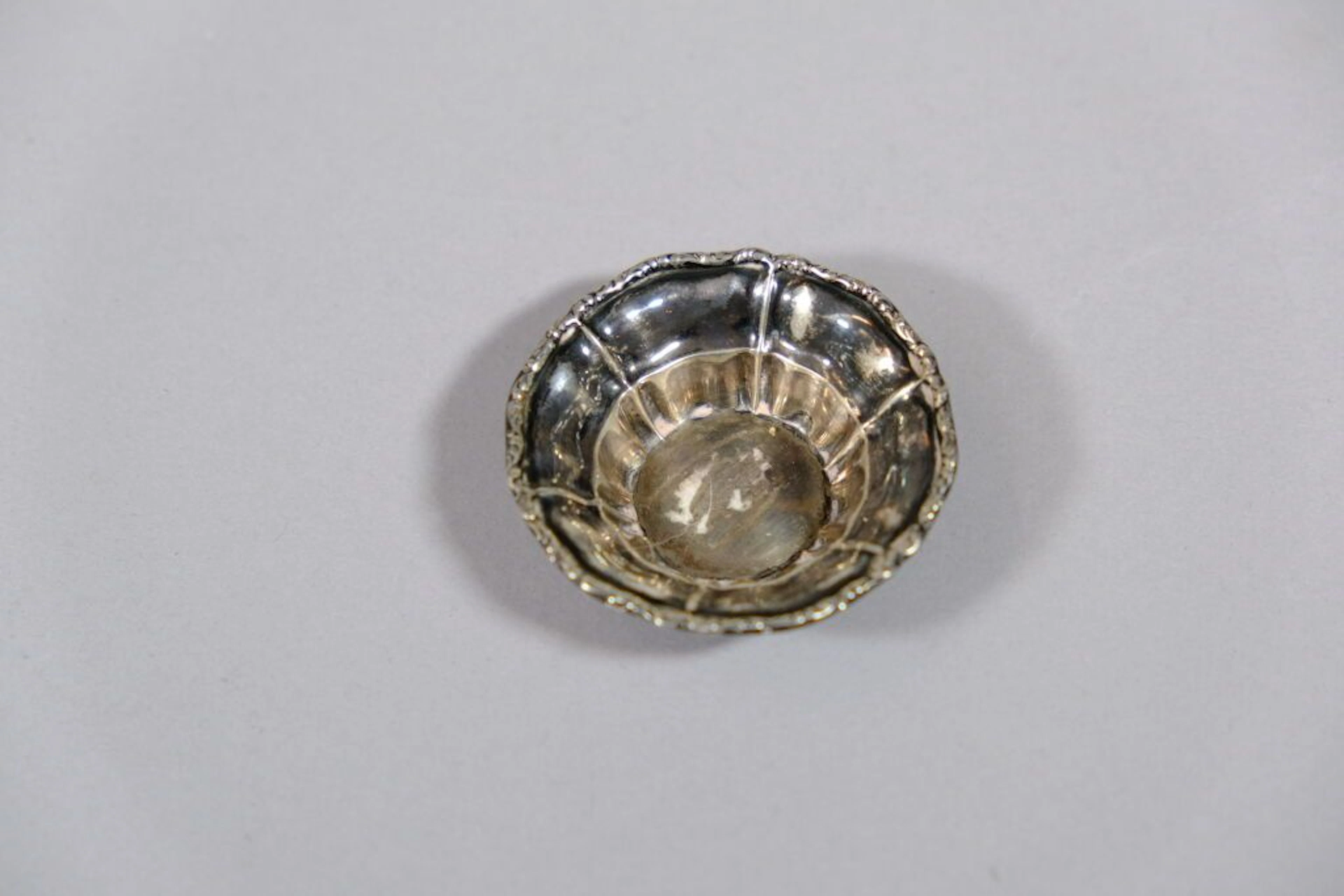 Oval-shaped trinket dish made of 800‰ silver. English craftsmanship.