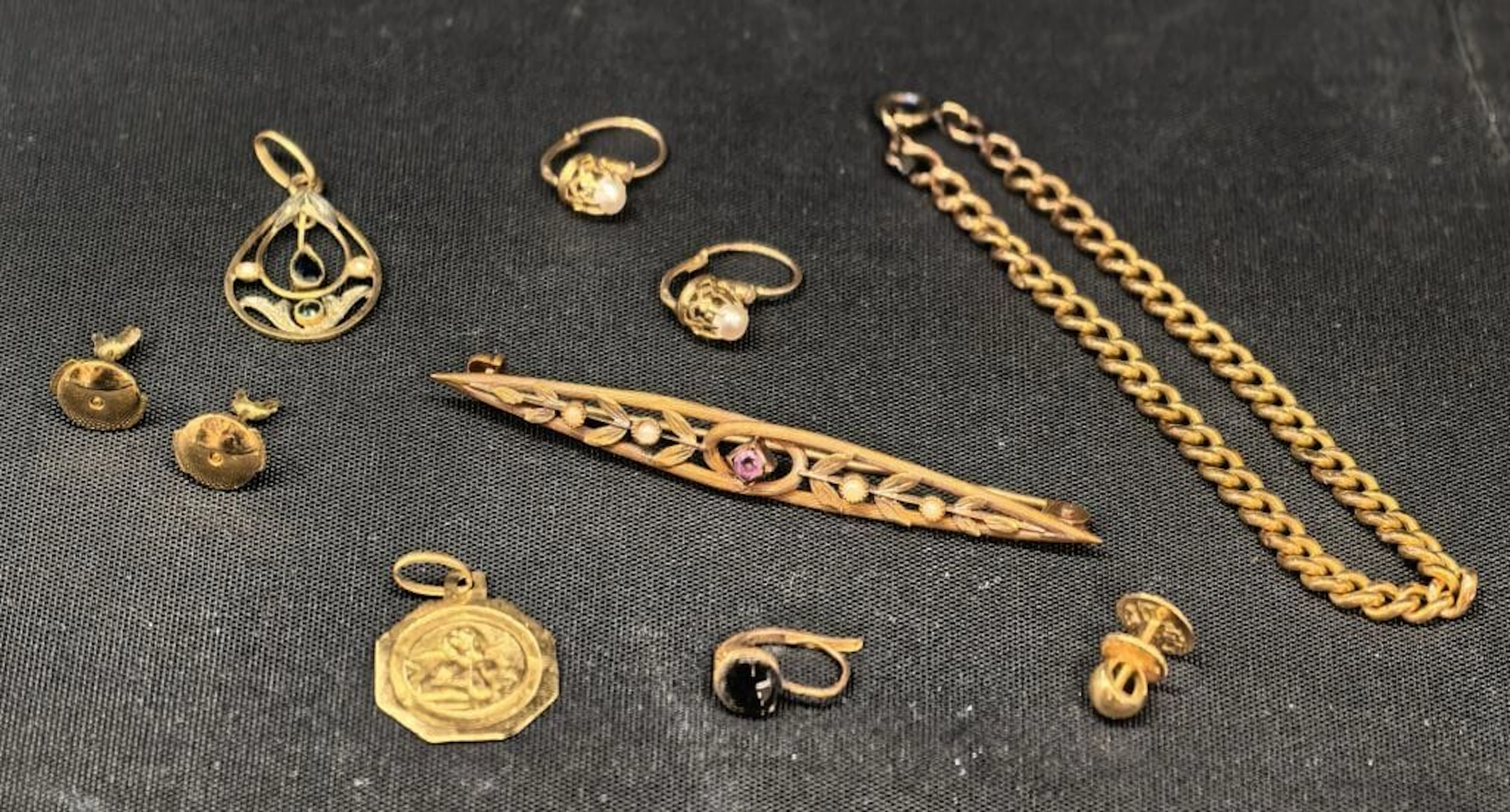 Lot of 750‰ gold scrap, NET weight: 10.7 g.
