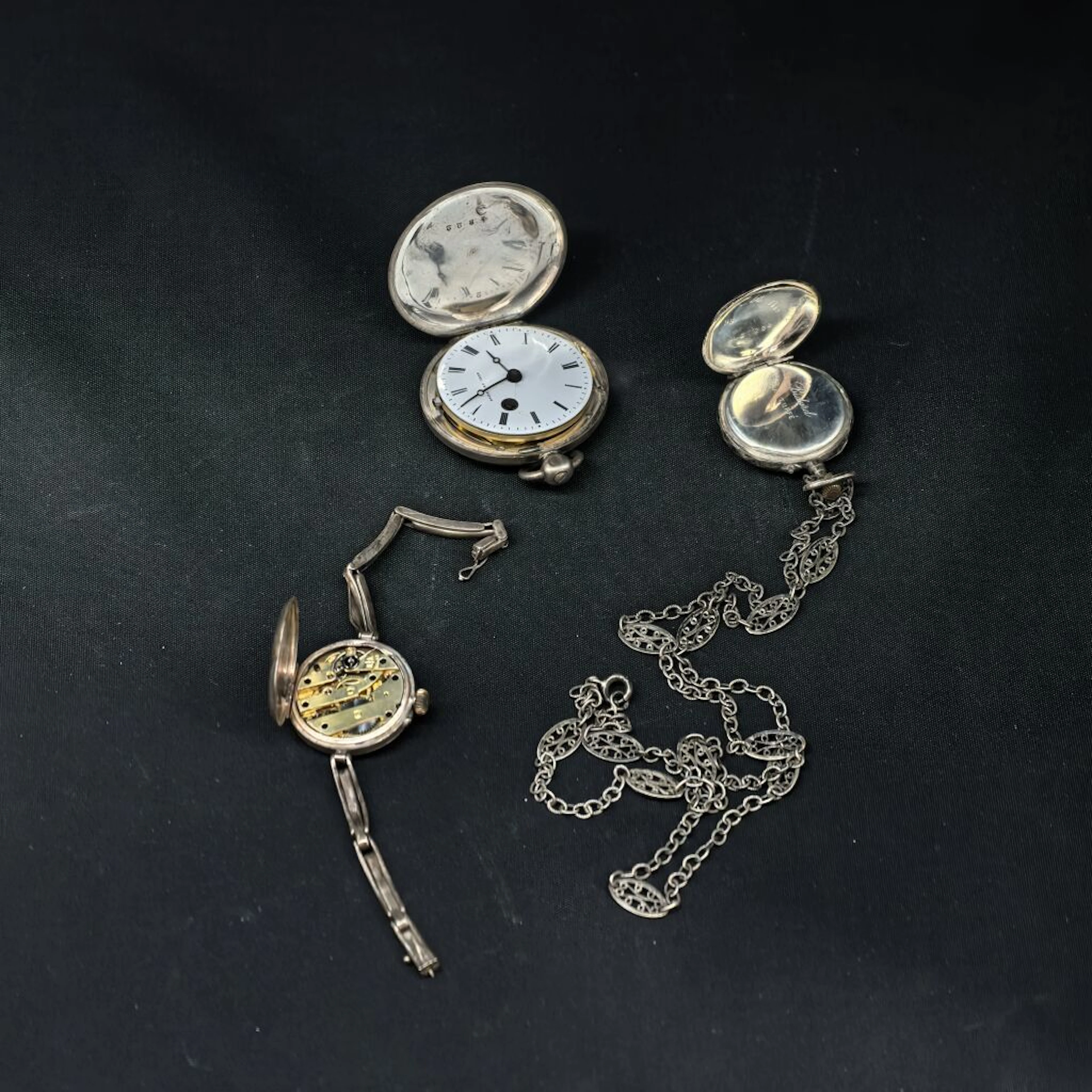 A diverse lot consisting of three watches made of 800‰ silver and