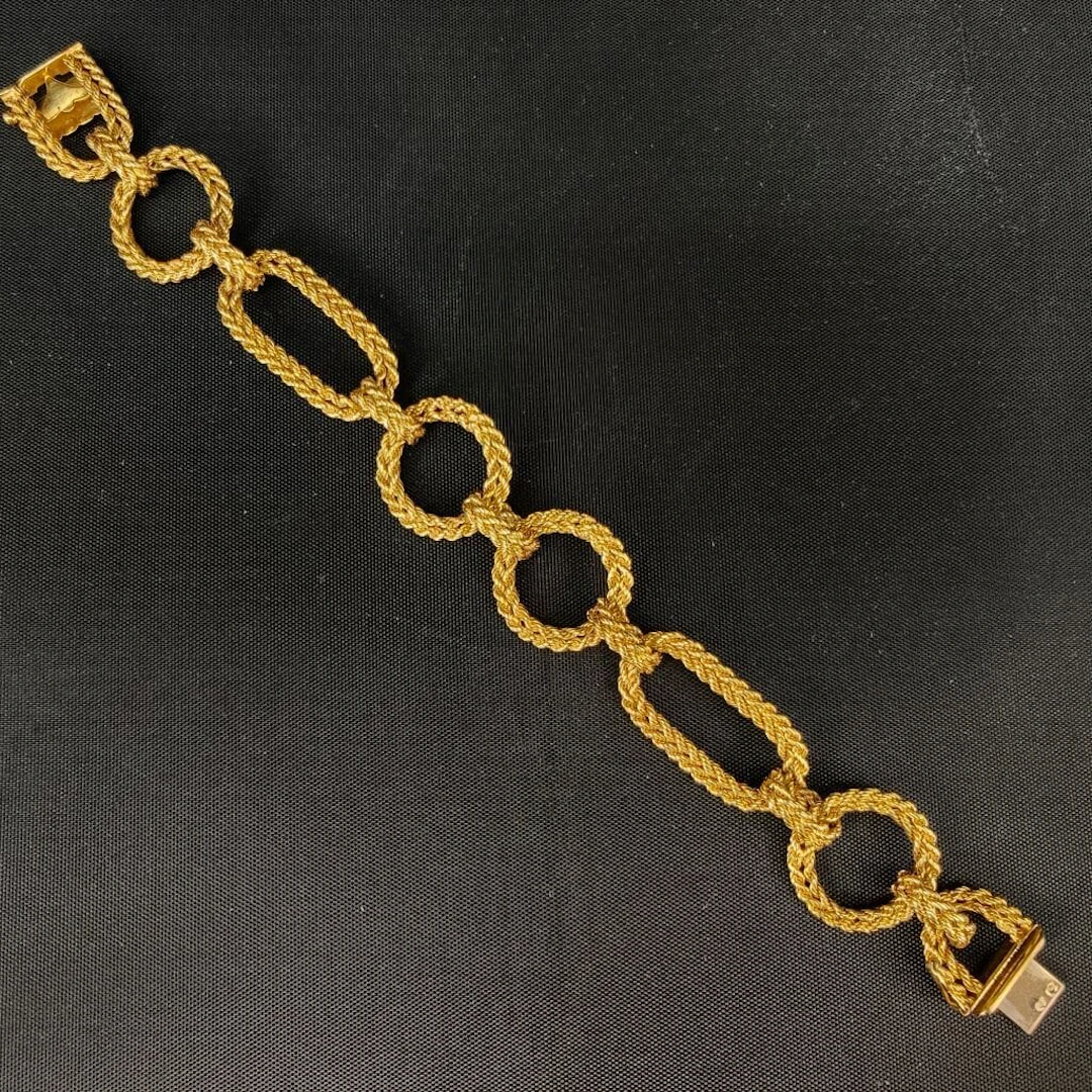 750‰ gold bracelet with a marine-style link design featuring a rope