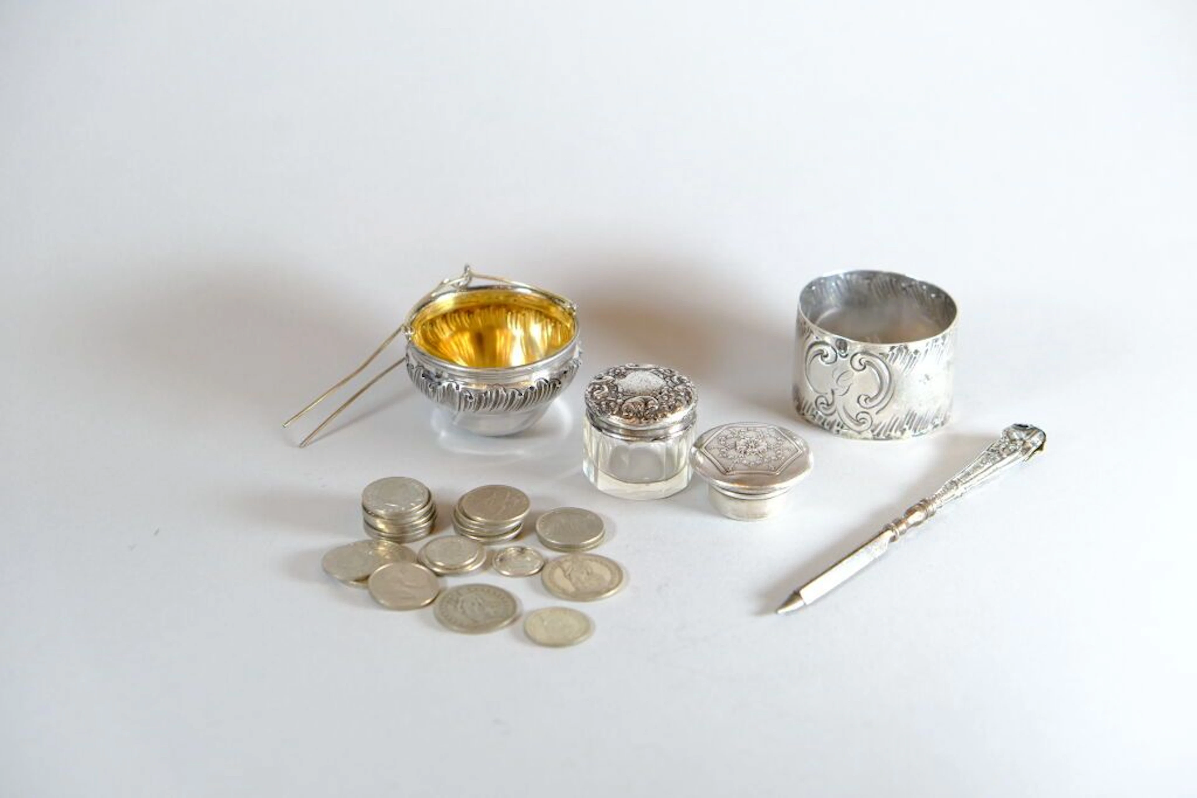 A small set made of 800/1000 and 925/1000 silver, consisting of: -
