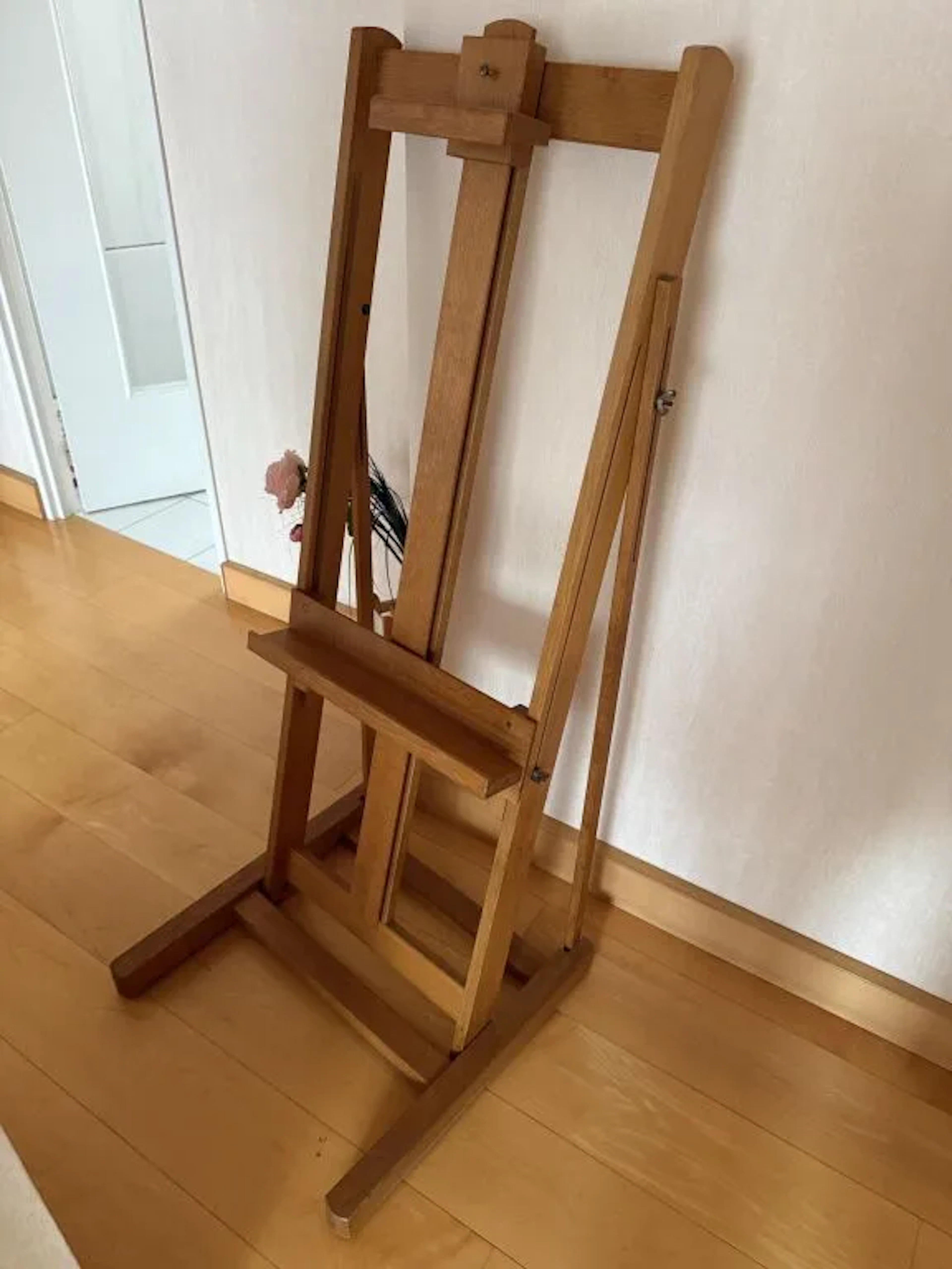 Modern studio easel made of natural oak. Adjustable angles. 139 x