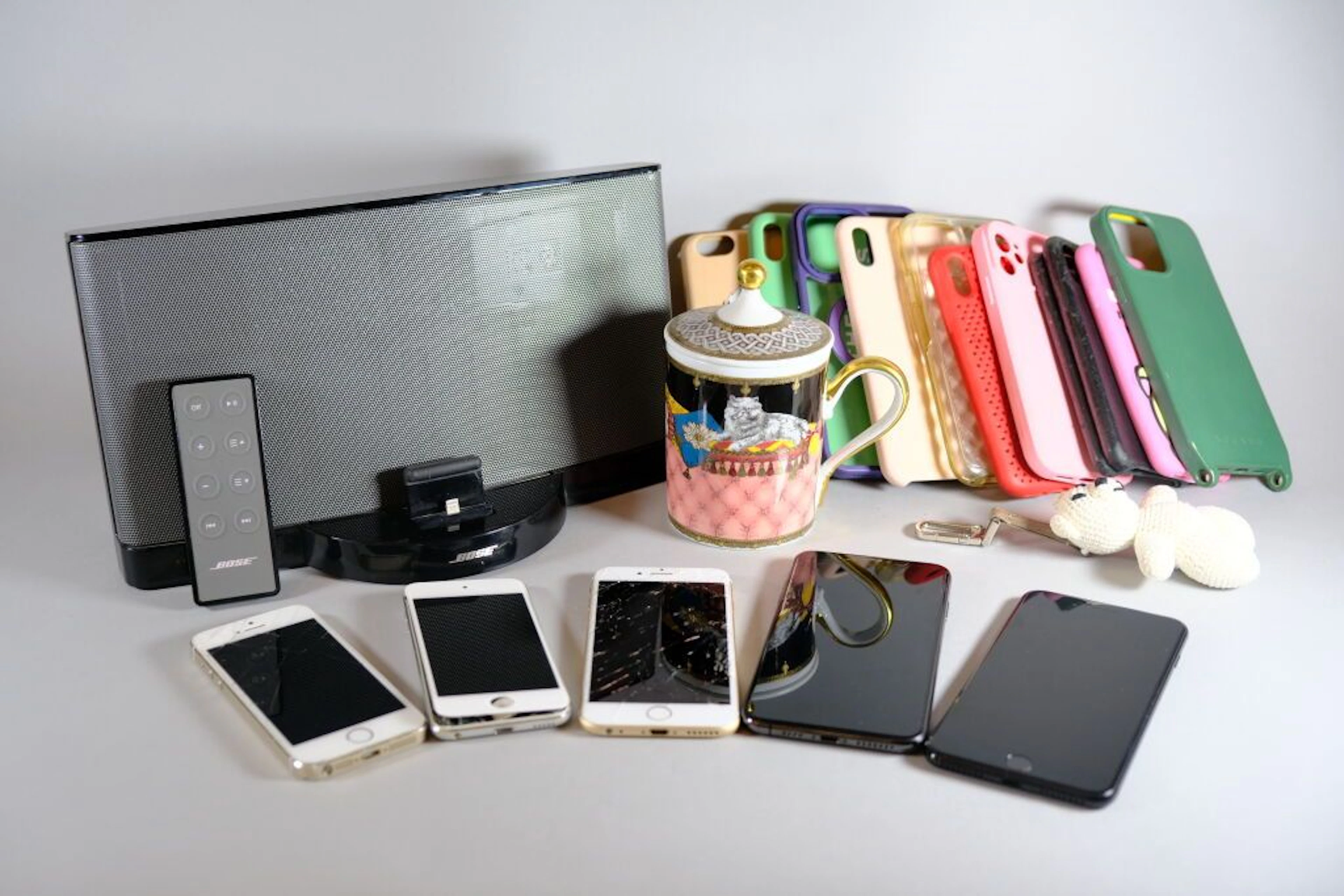 Lot includes: - an iPod (broken); - a Bose SoundDock Series III speaker