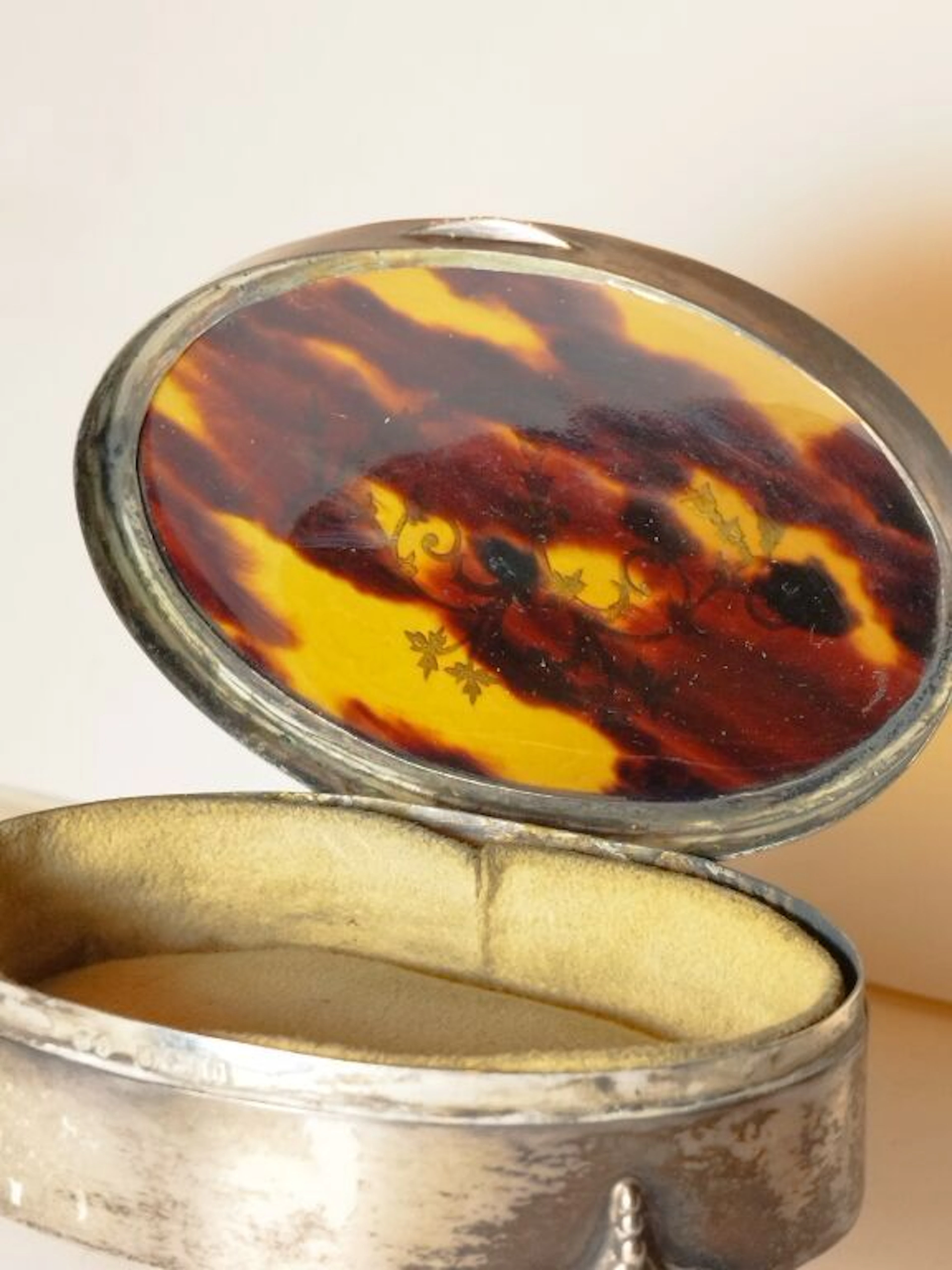 Oval-shaped box made of 925/1000 silver, hallmarked with a lion passant