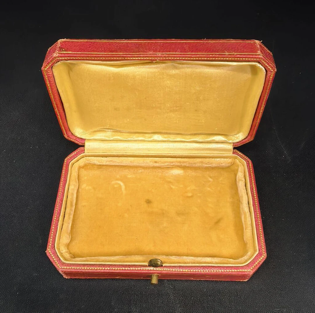 Attributed to CARTIER, London (pink). Powder compact case or cosmetic