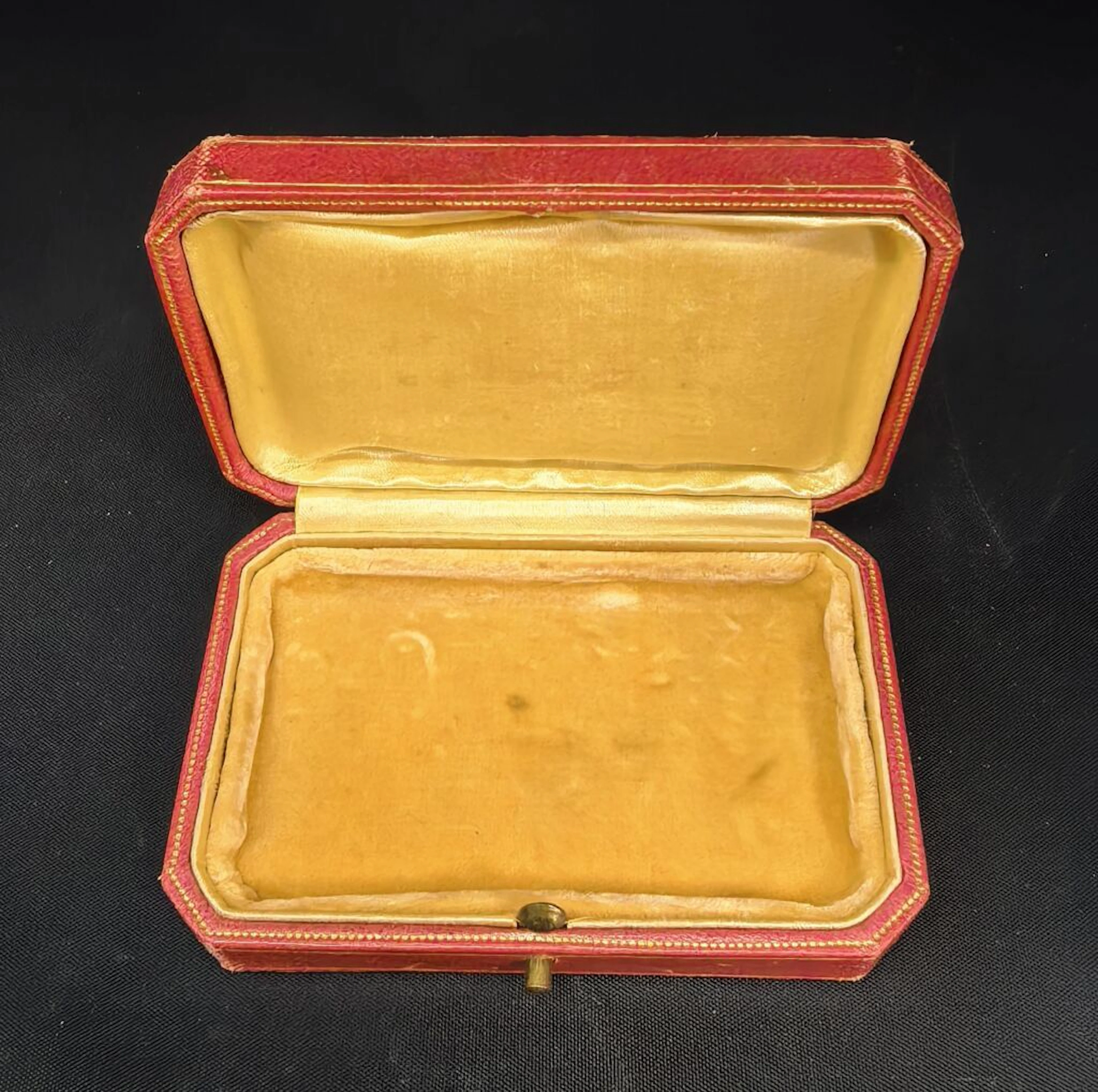 Attributed to CARTIER, London (pink). Powder compact case or cosmetic