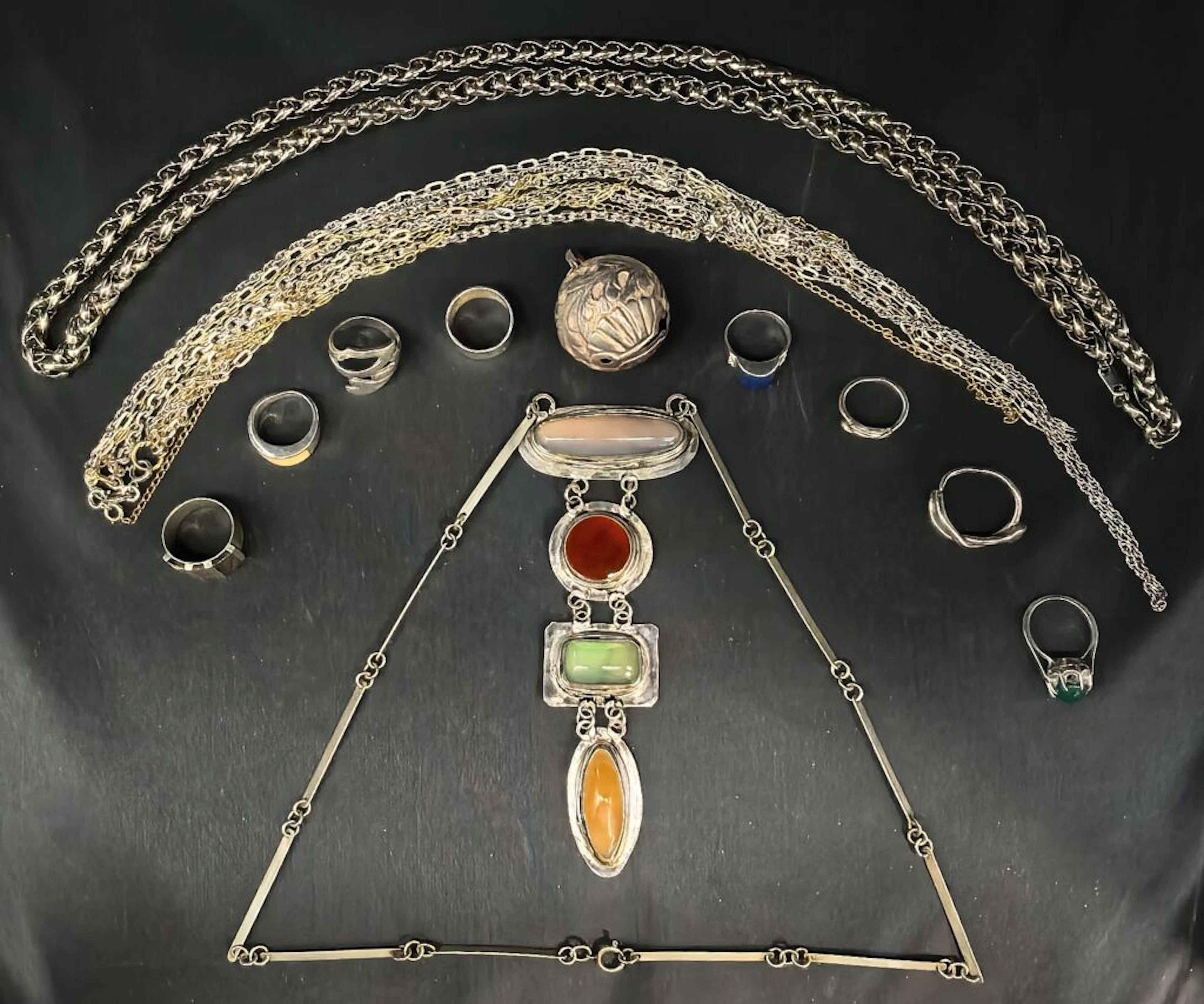 Set of jewelry made of at least 800‰ silver, including necklaces