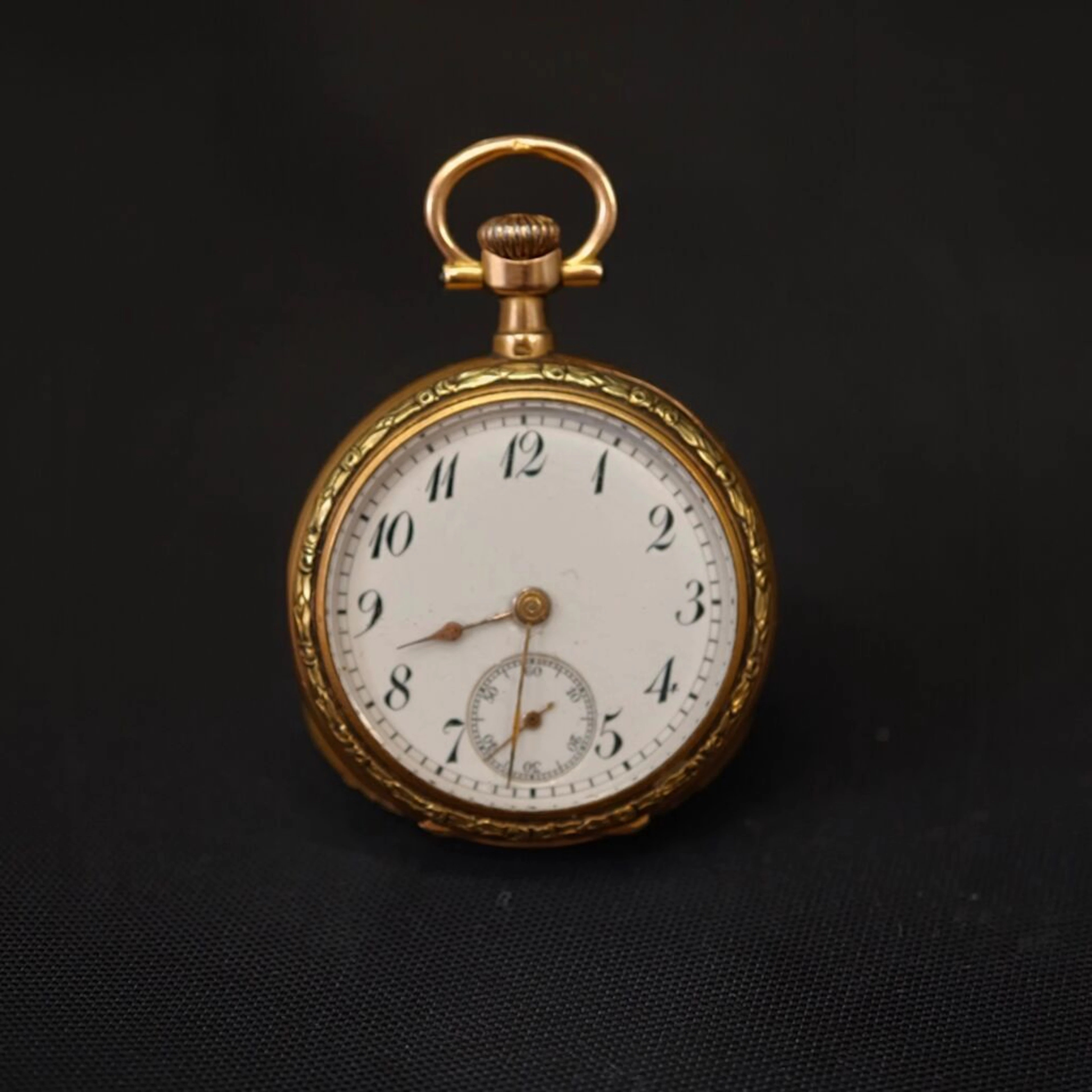 Two-tone 750‰ gold pocket watch, white enamel dial, railway-style