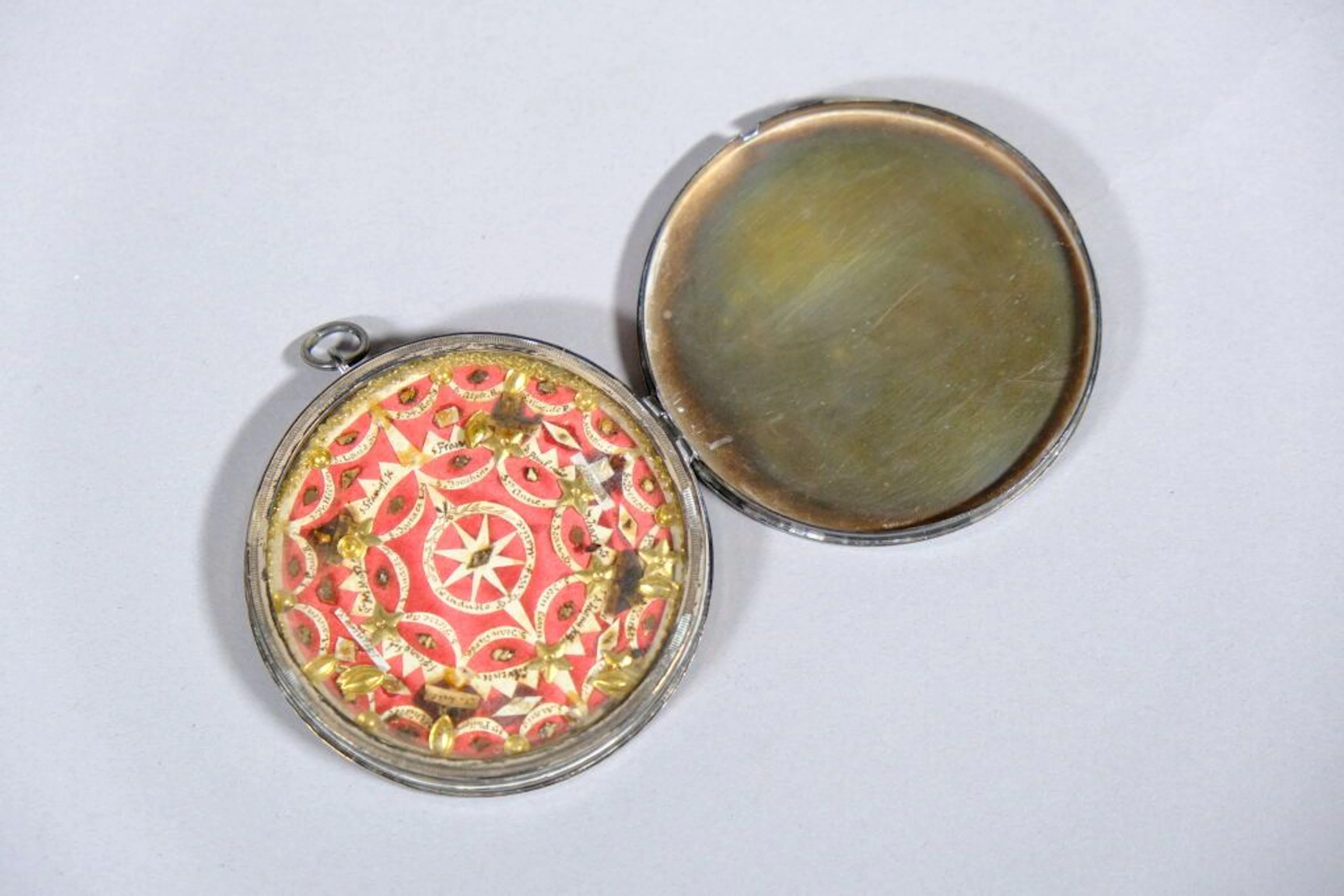 Round reliquary box made of 800/1000 silver, engraved with Jesus on
