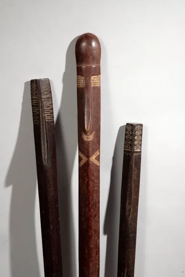 An Alafolo-style club decorated on each side with a long, stylized