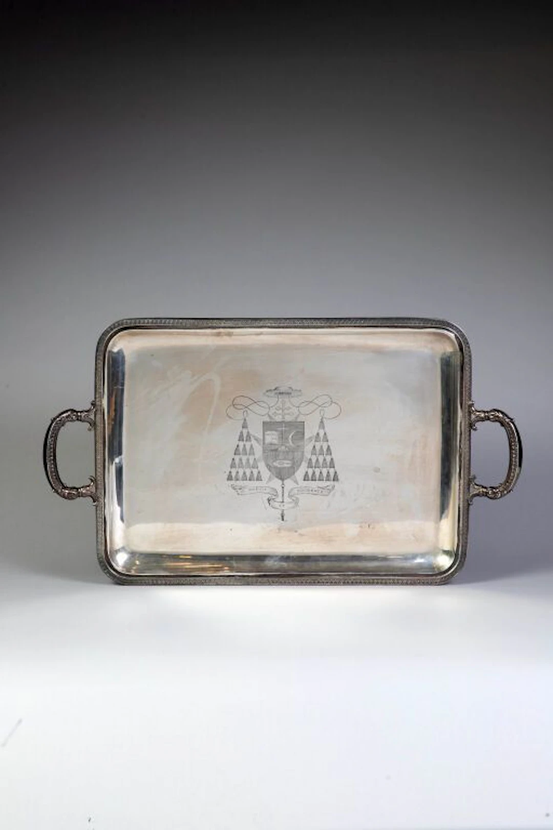 Rectangular serving tray in 800‰ silver, adorned with a frieze of