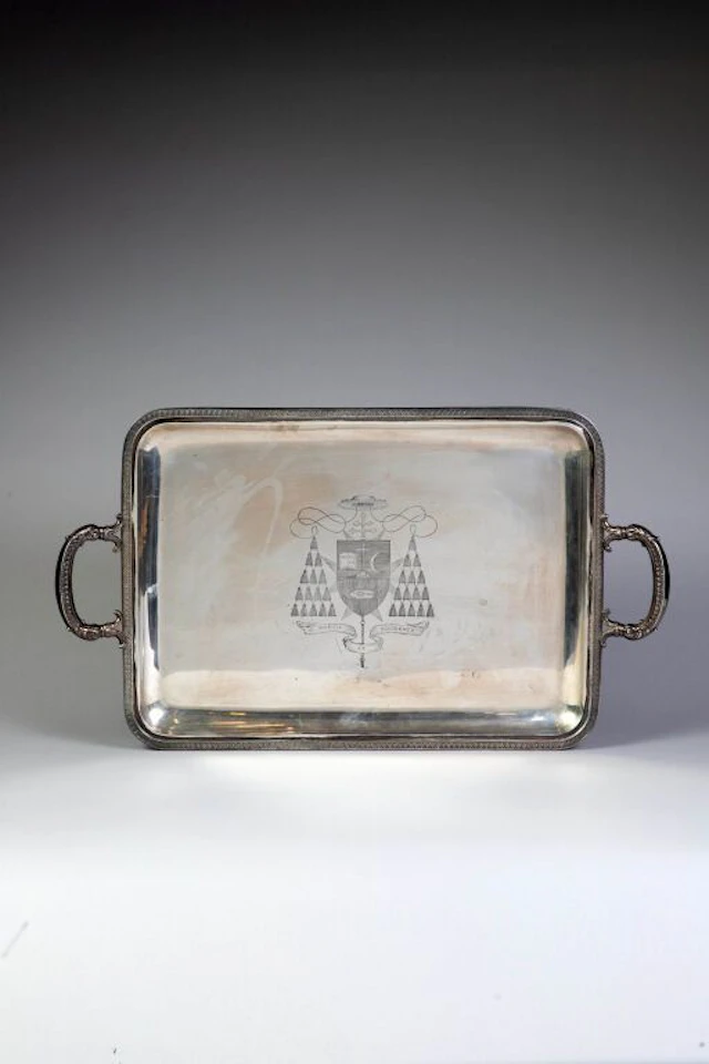 Rectangular serving tray in 800‰ silver, adorned with a frieze of