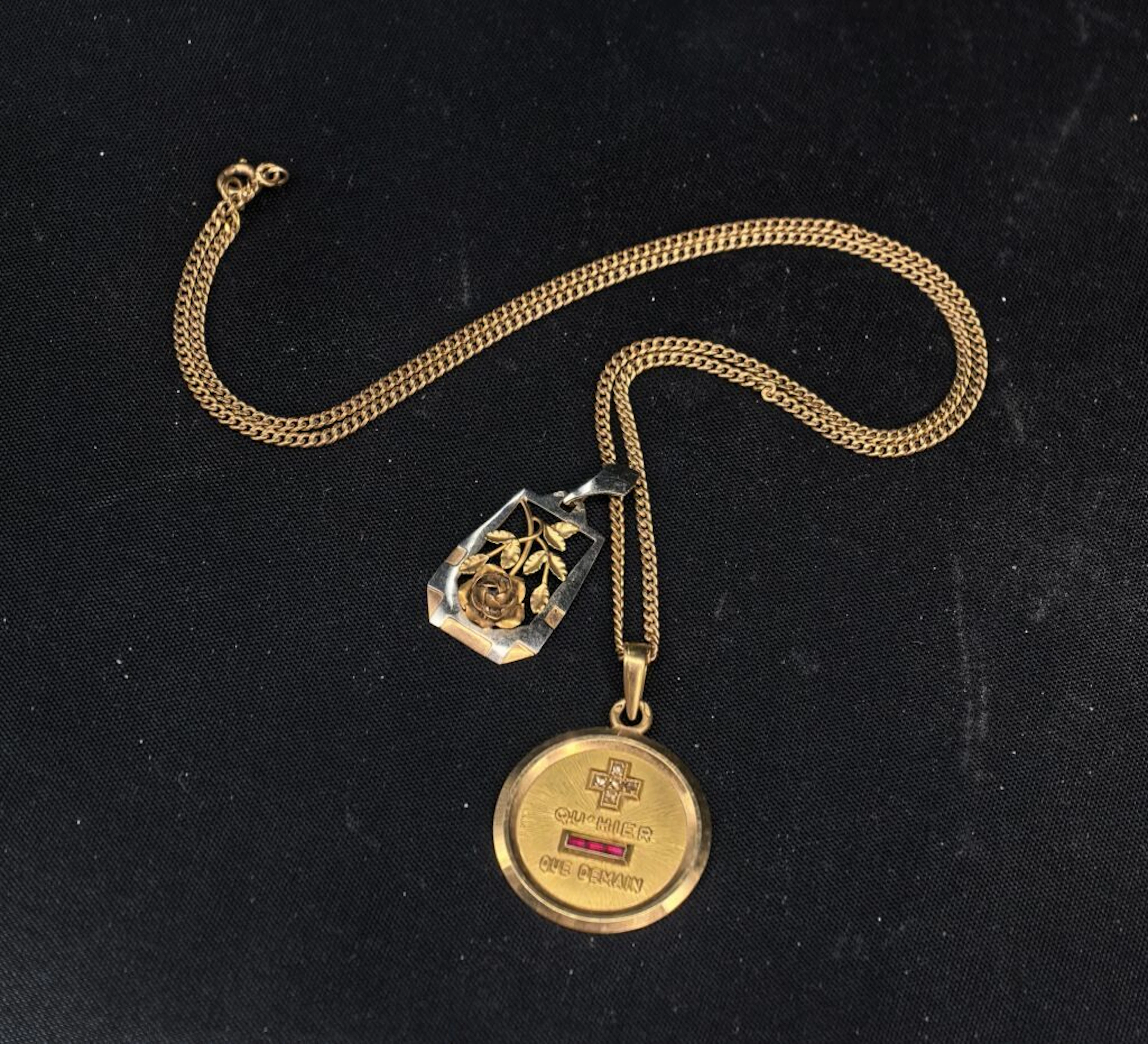 A chain and two pendants made of 750‰ gold. One features an openwork