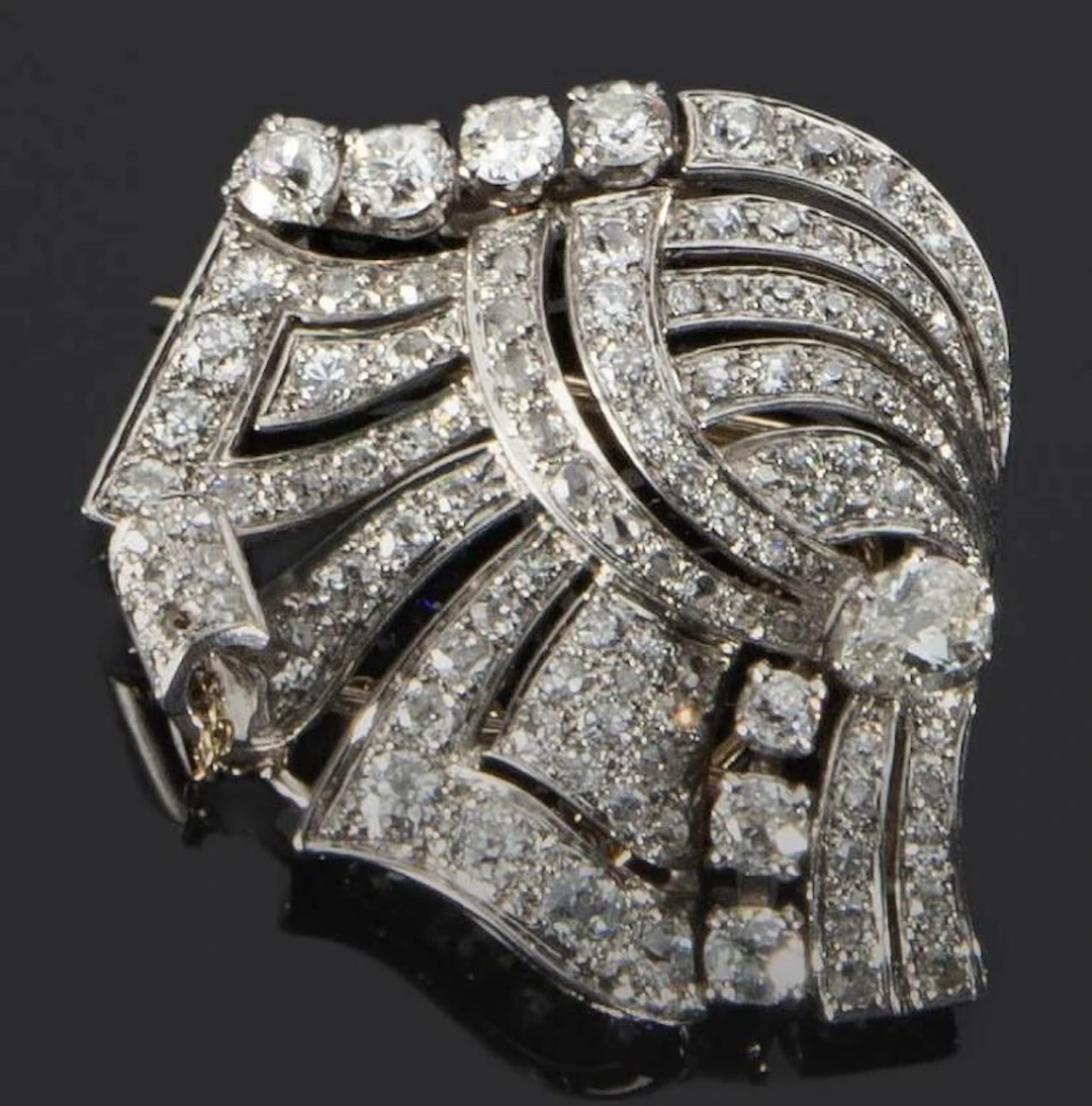 Brooch-clip in 950‰ platinum and 750‰ gold (system) with re-engraved