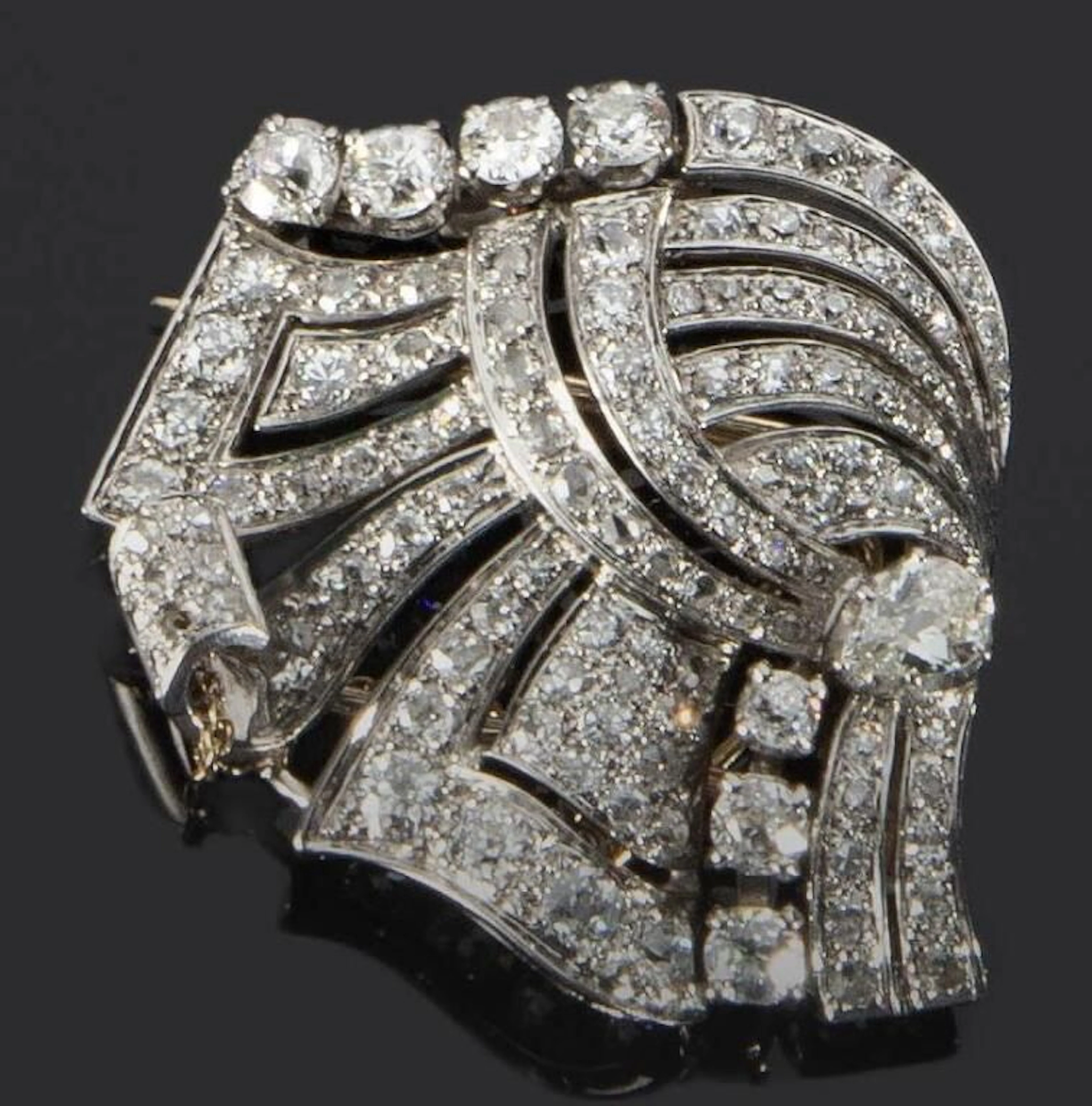 Brooch-clip in 950‰ platinum and 750‰ gold (system) with re-engraved