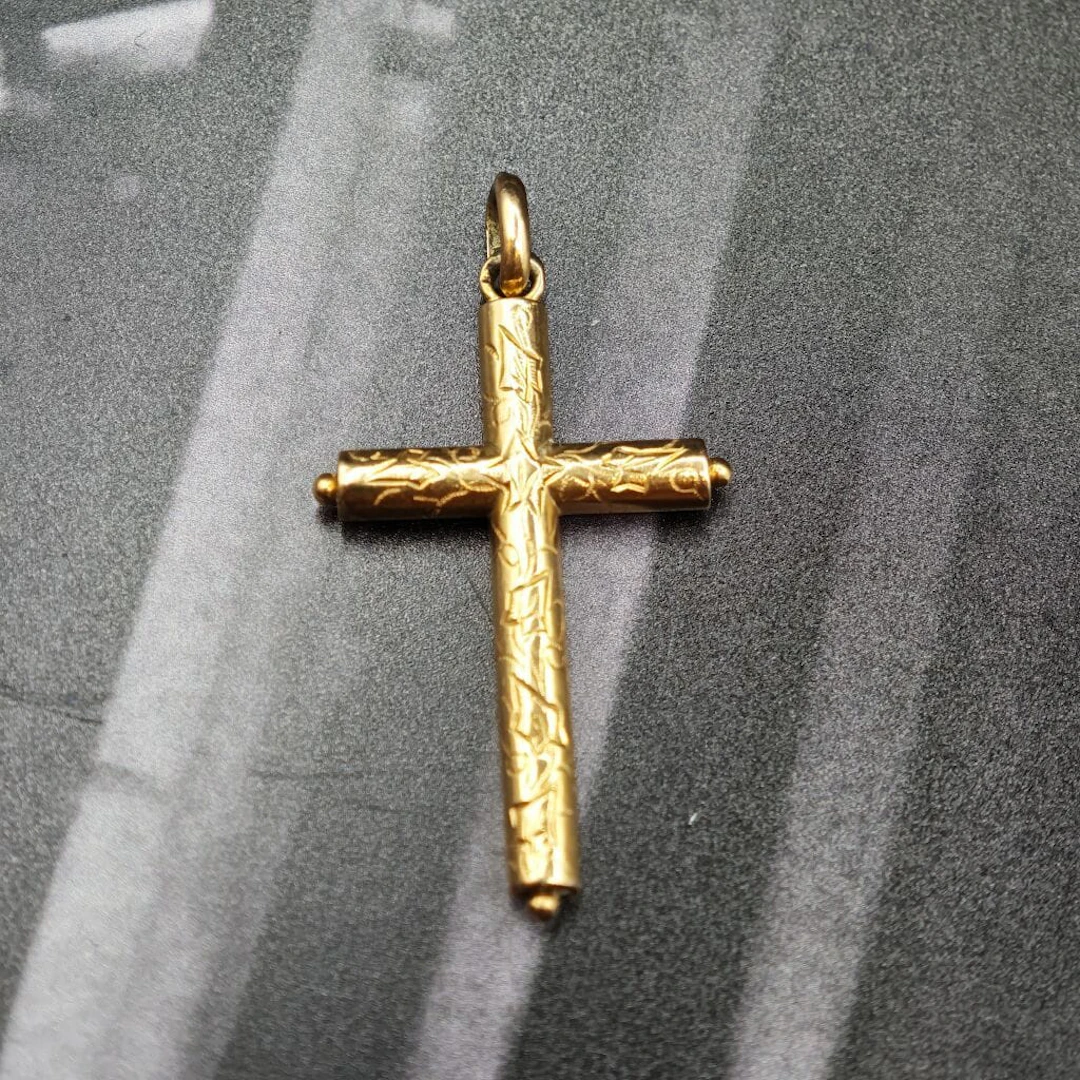 CROSS pendant in 750‰ gold. NET weight: 2 g.